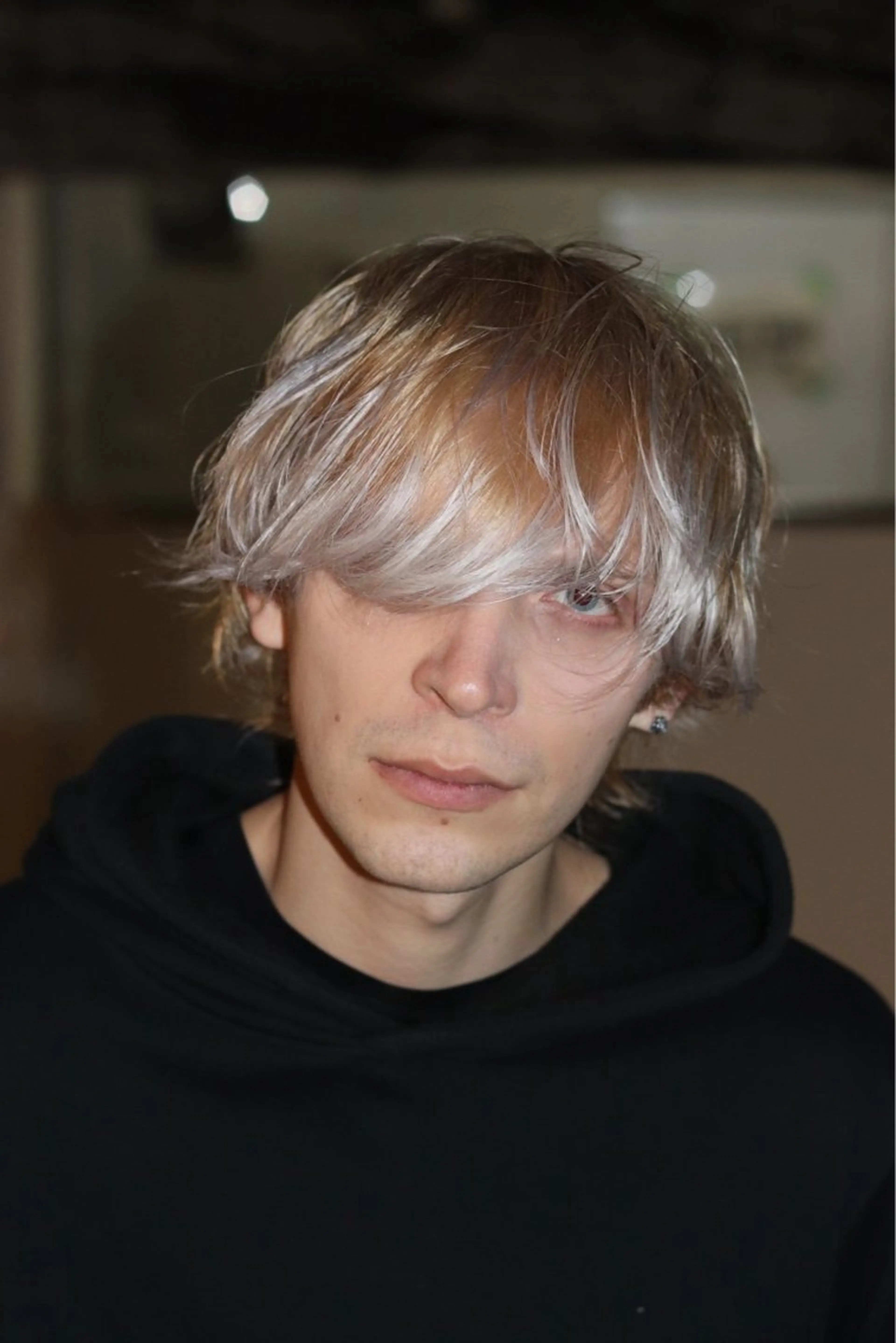 ミディアム カラー メンズ メンズブリーチ ブリーチ ブロンド シルバー boucle所属・浅岡 昭汰のヘアスタイル