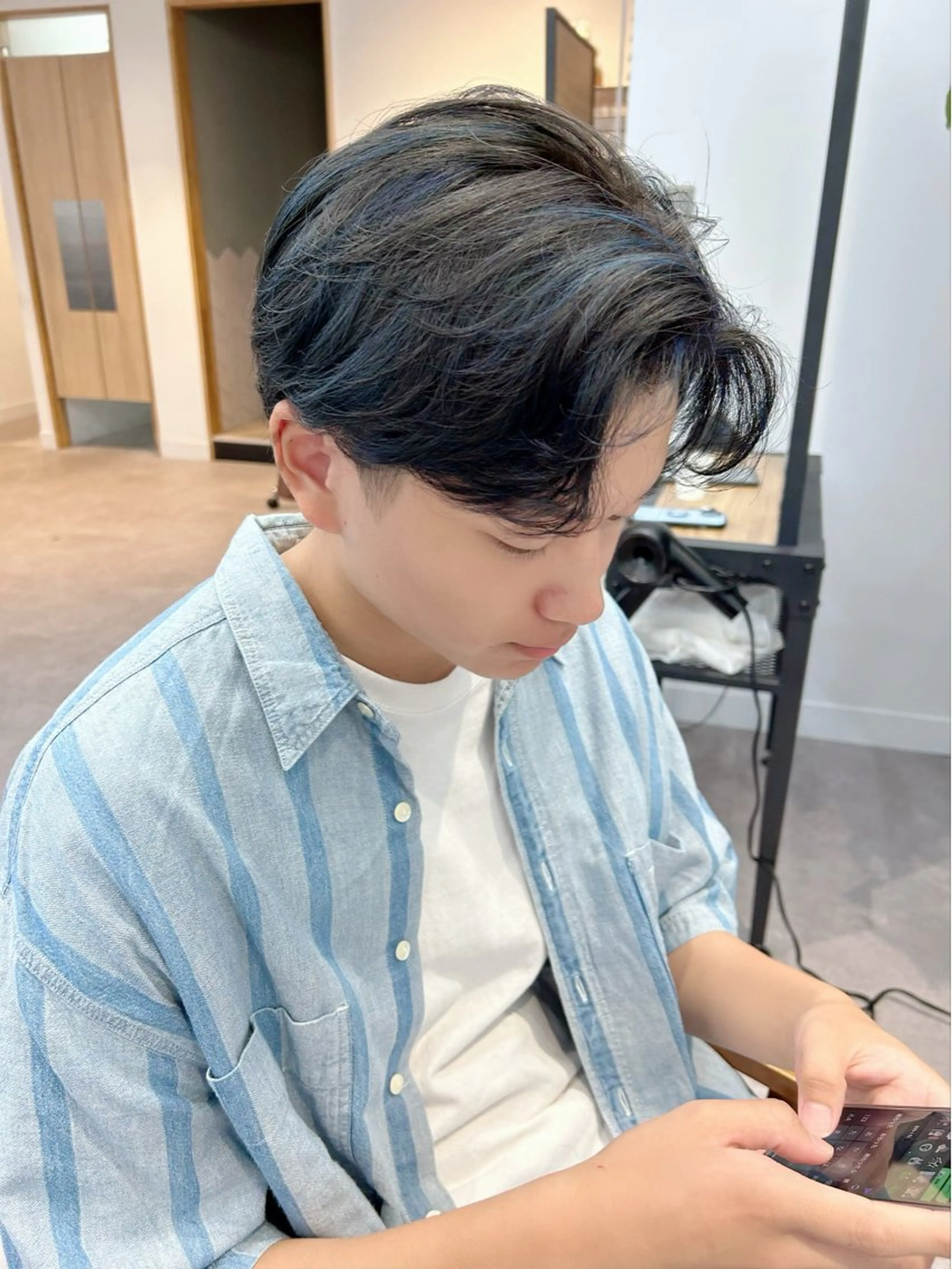 ショート カラー メンズ メンズブリーチ メンズハイライト ブリーチ ブルーカラー ハイライトカラー 🤎ベージュカラー 🐶メンズパーマのヘアスタイル