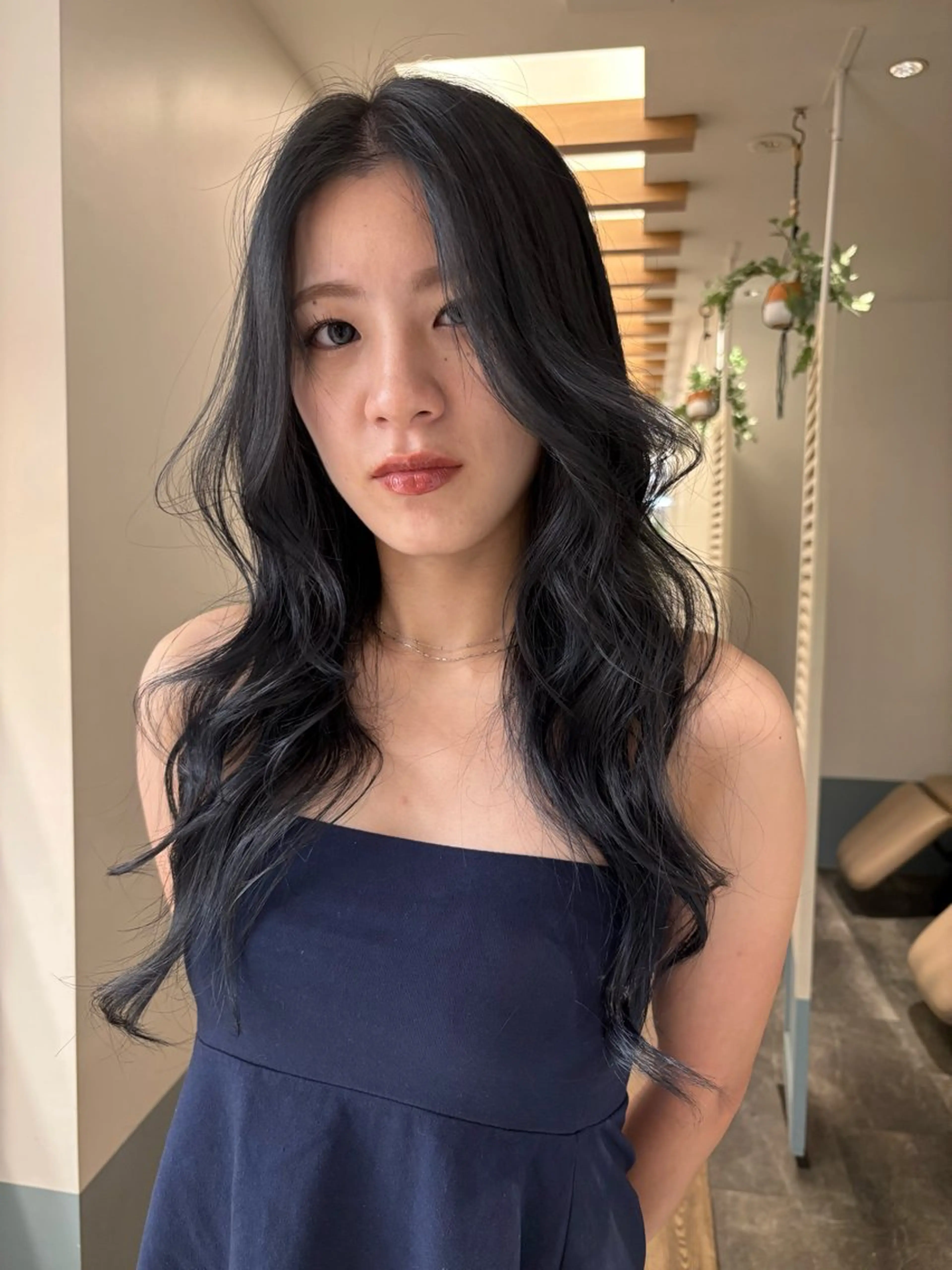 ロング カラー ブリーチ ネイビーカラー ブリーチなしカラー ヘアカラー トリートメント リカ/ハイトーン ・オリーブ🍀のヘアスタイル