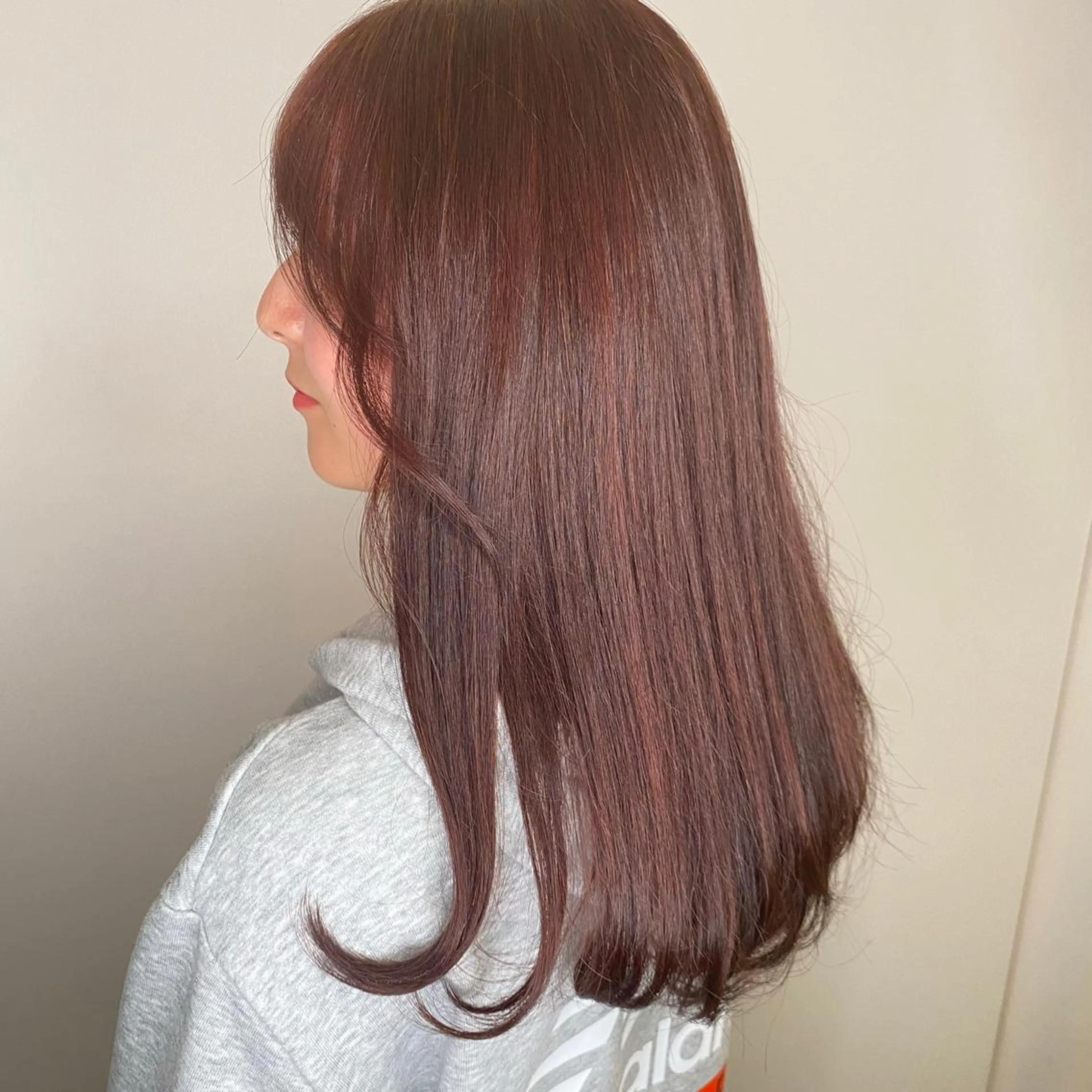 ロング カラー ブリーチ ボルドーカラー ブリーチなしカラー 宇田川 真央のヘアスタイル