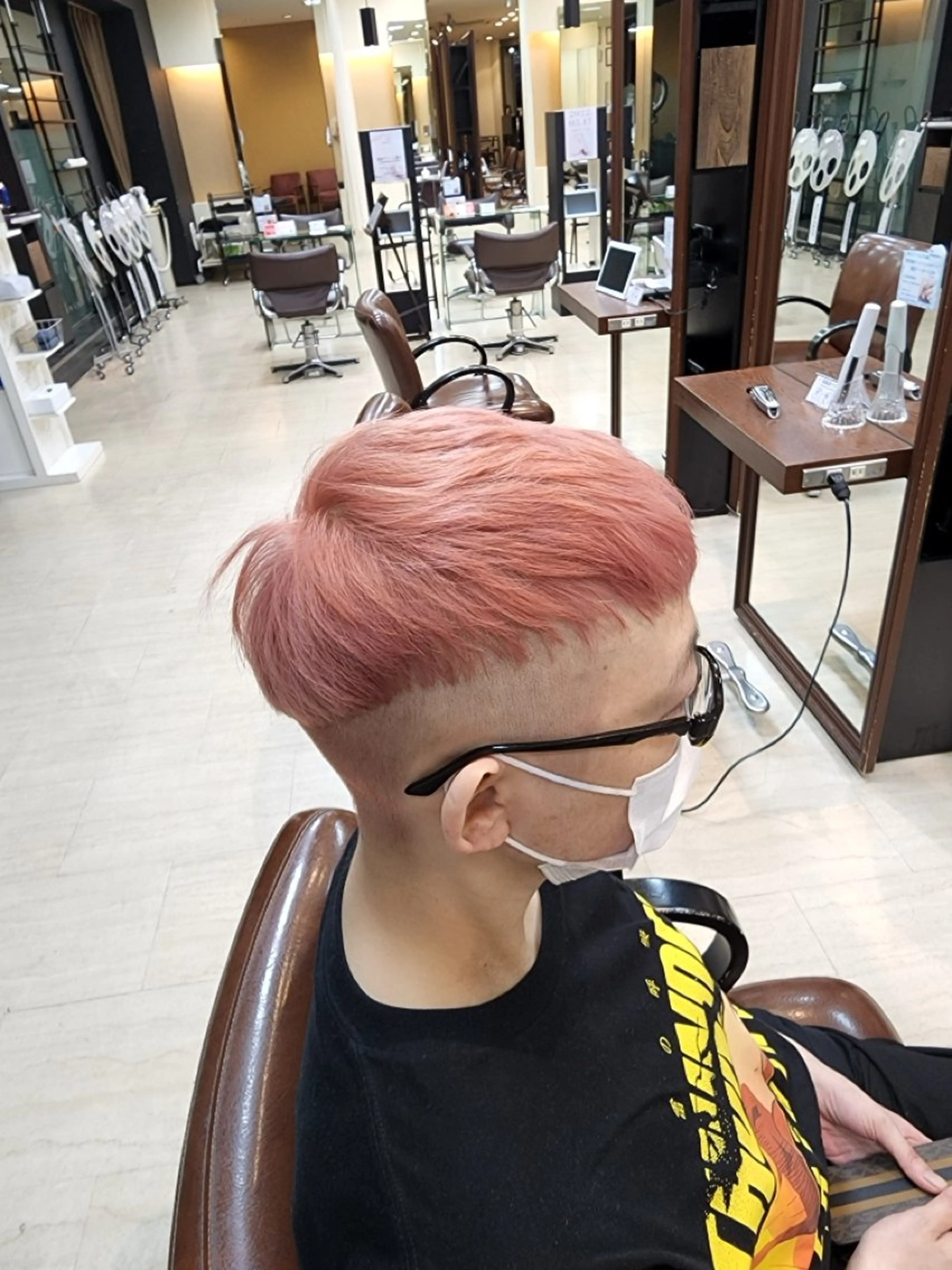 カラー メンズ センターパート フェザーパーマ メンズパーマ メンズツイストパーマ 波巻きパーマ 東田 篤希のヘアスタイル