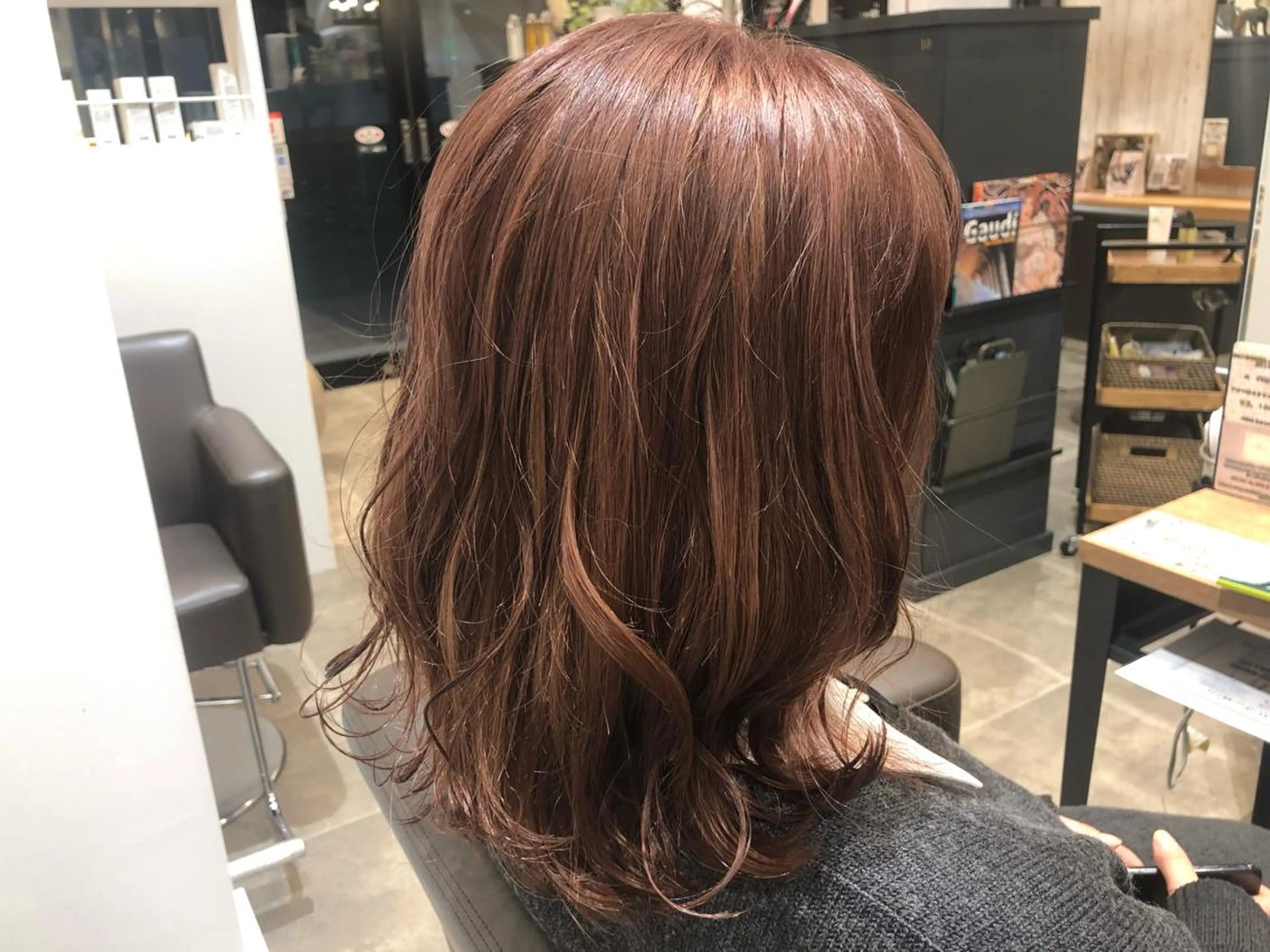 カラー ブリーチ 井上 舞のヘアスタイル