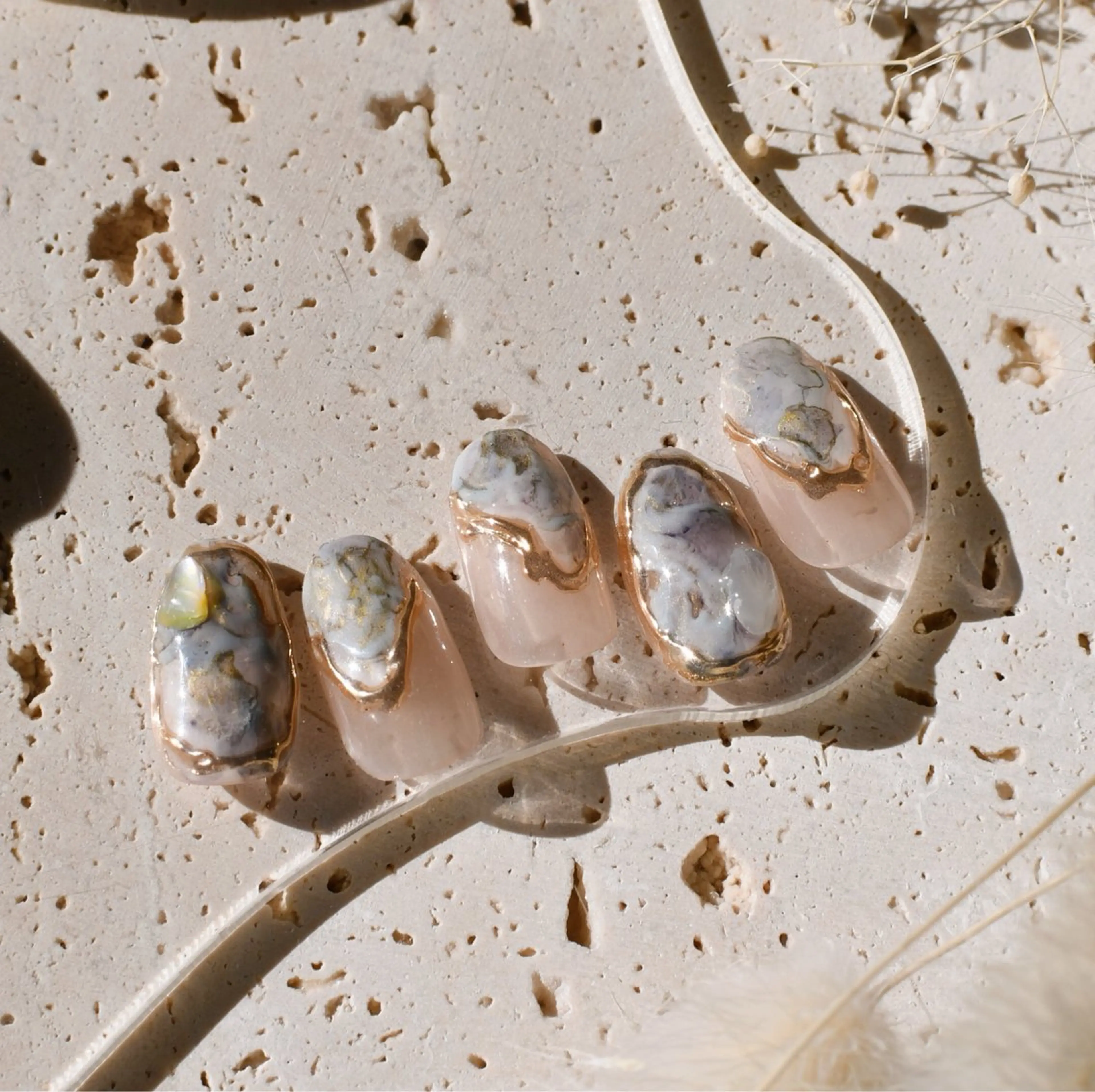 ネイル ラメ(グリッター) ミラーネイル ニュアンスネイル ハンドネイル ハンドケア nuu 栄  /  シェアサロン所属・nuu栄 ユキ / 大人ニュアンスのネイルデザイン