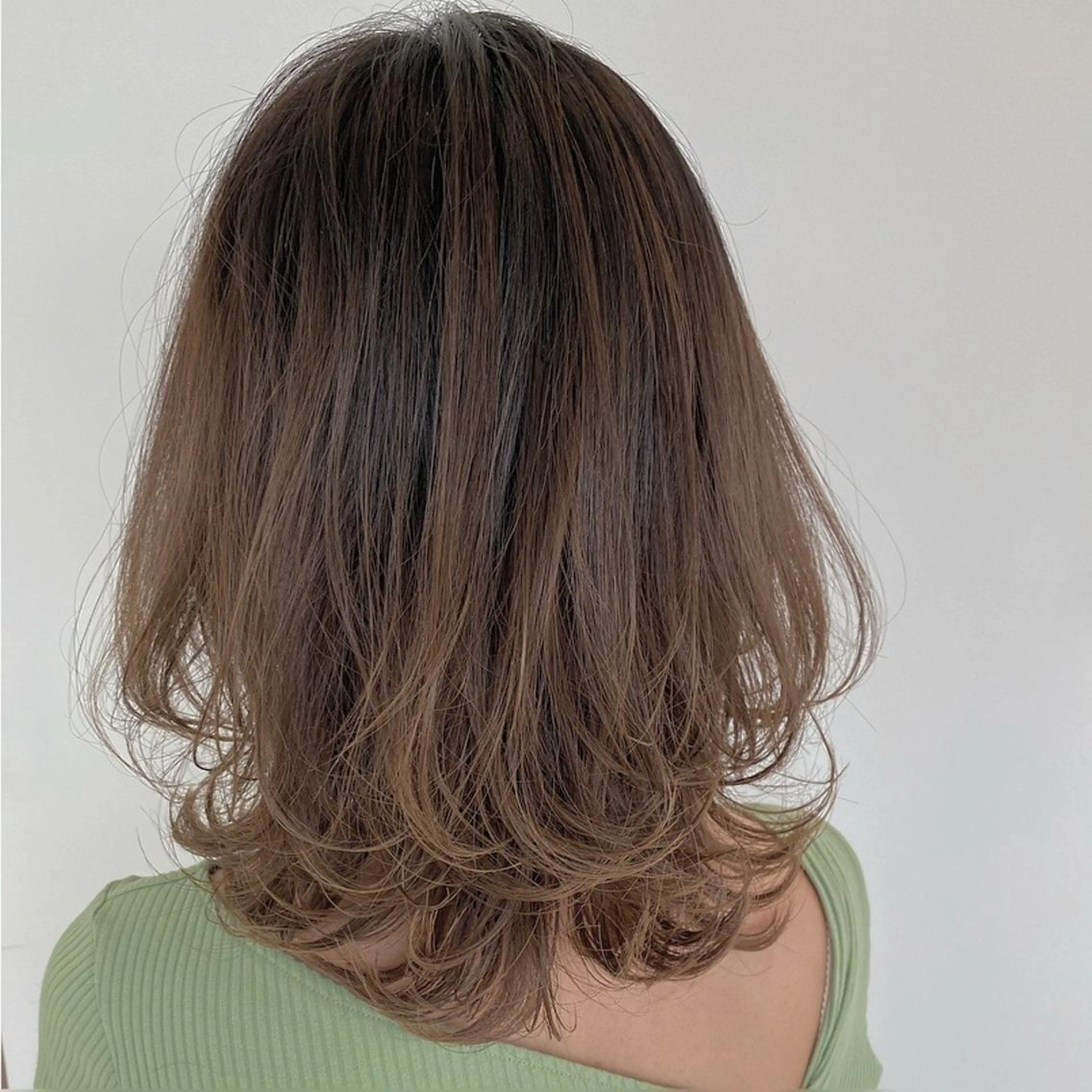 ミディアム かきあげバング レイヤーカット yunica所属・yunica manaeのヘアスタイル