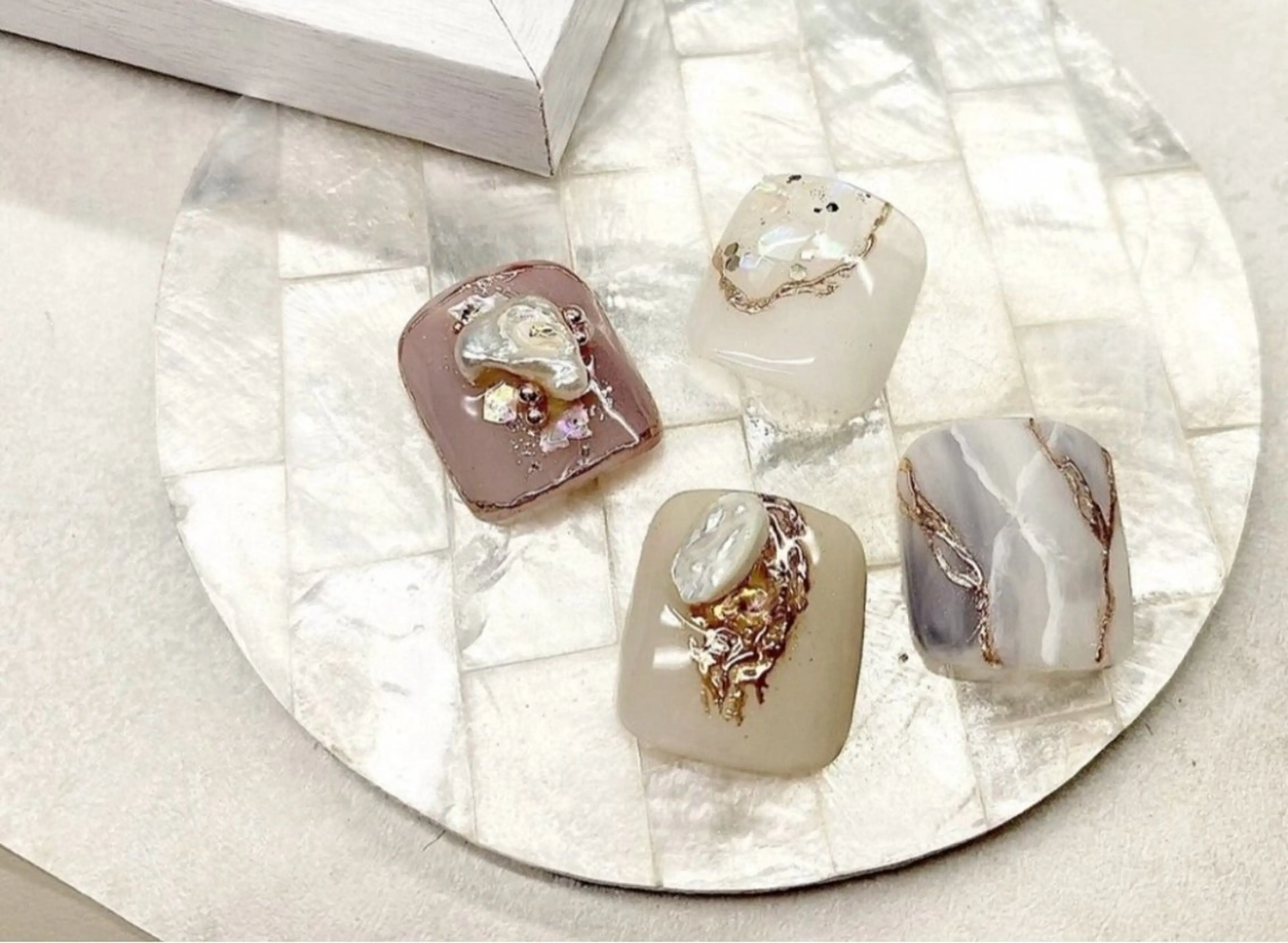 【初回】フット🩰 〈オフ込み〉 サンプルA親指アートコース💍サンプルの中からデザインをお選び頂きます✨の写真