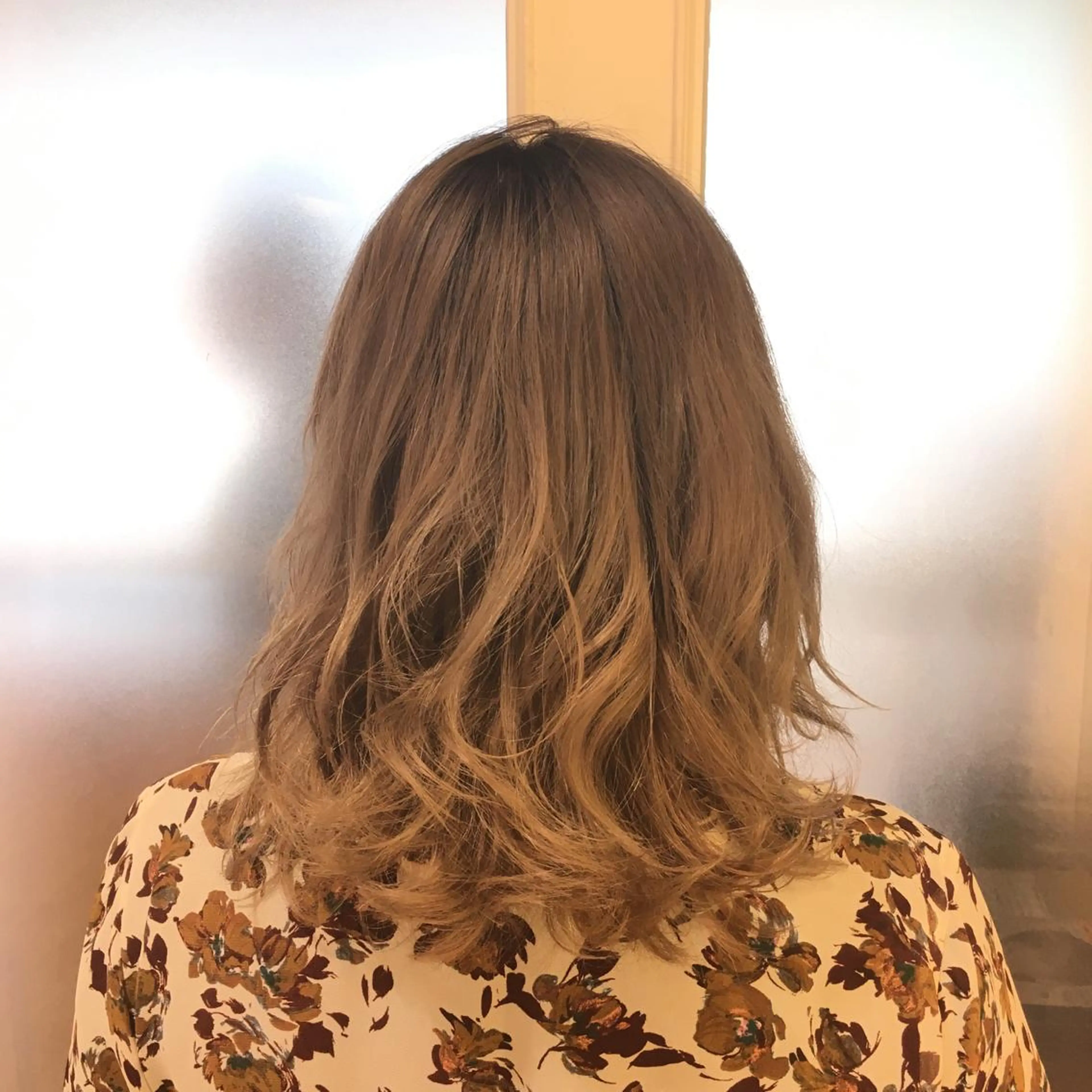 セミロング カラー ベージュカラー グラデーションカラー イルミナカラー 加藤 あやみのヘアスタイル