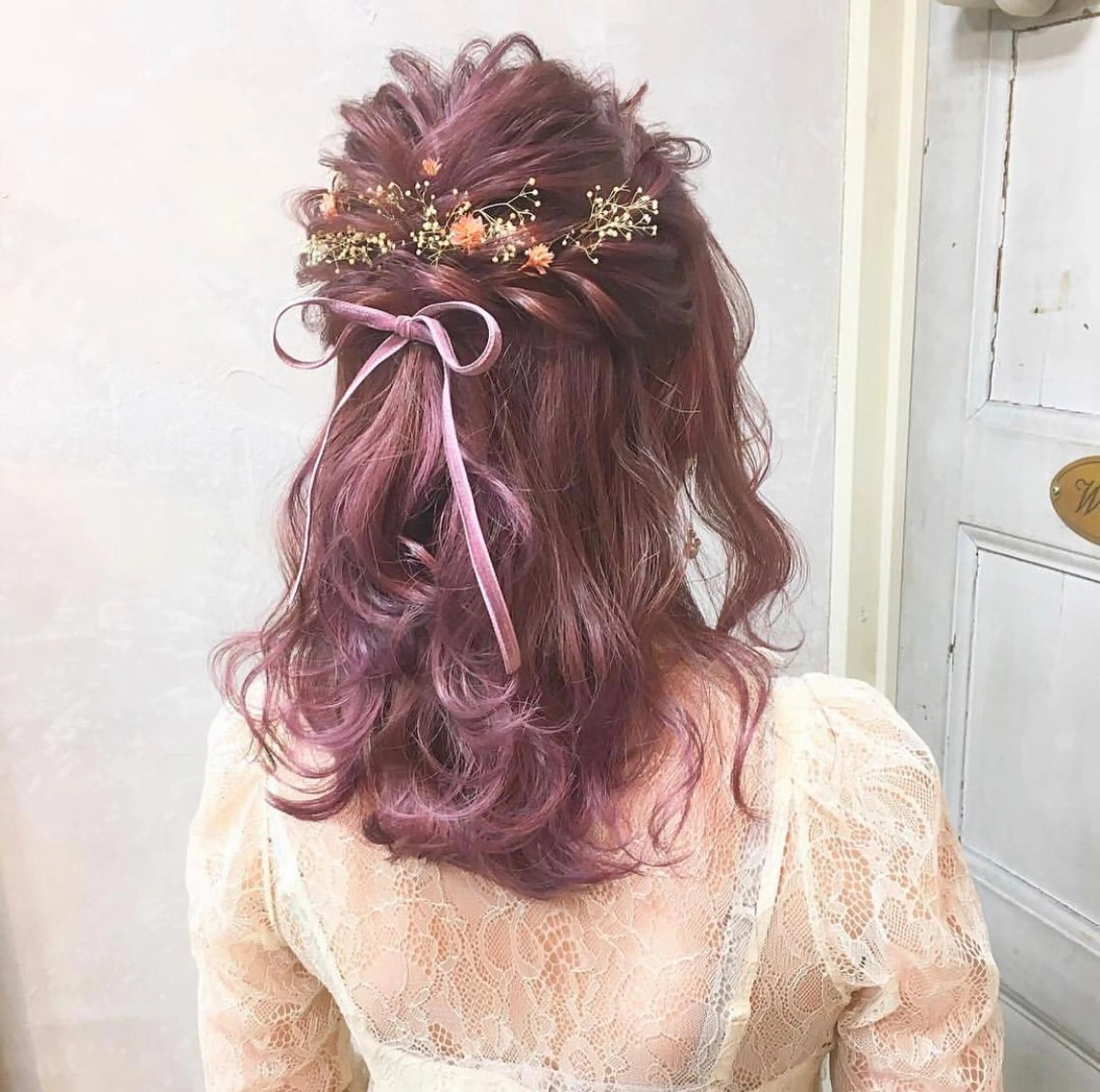 セミロング カラー ヘアアレンジ ハーフアップ ピンクカラー autre所属・大久保 ひでなりのヘアスタイル