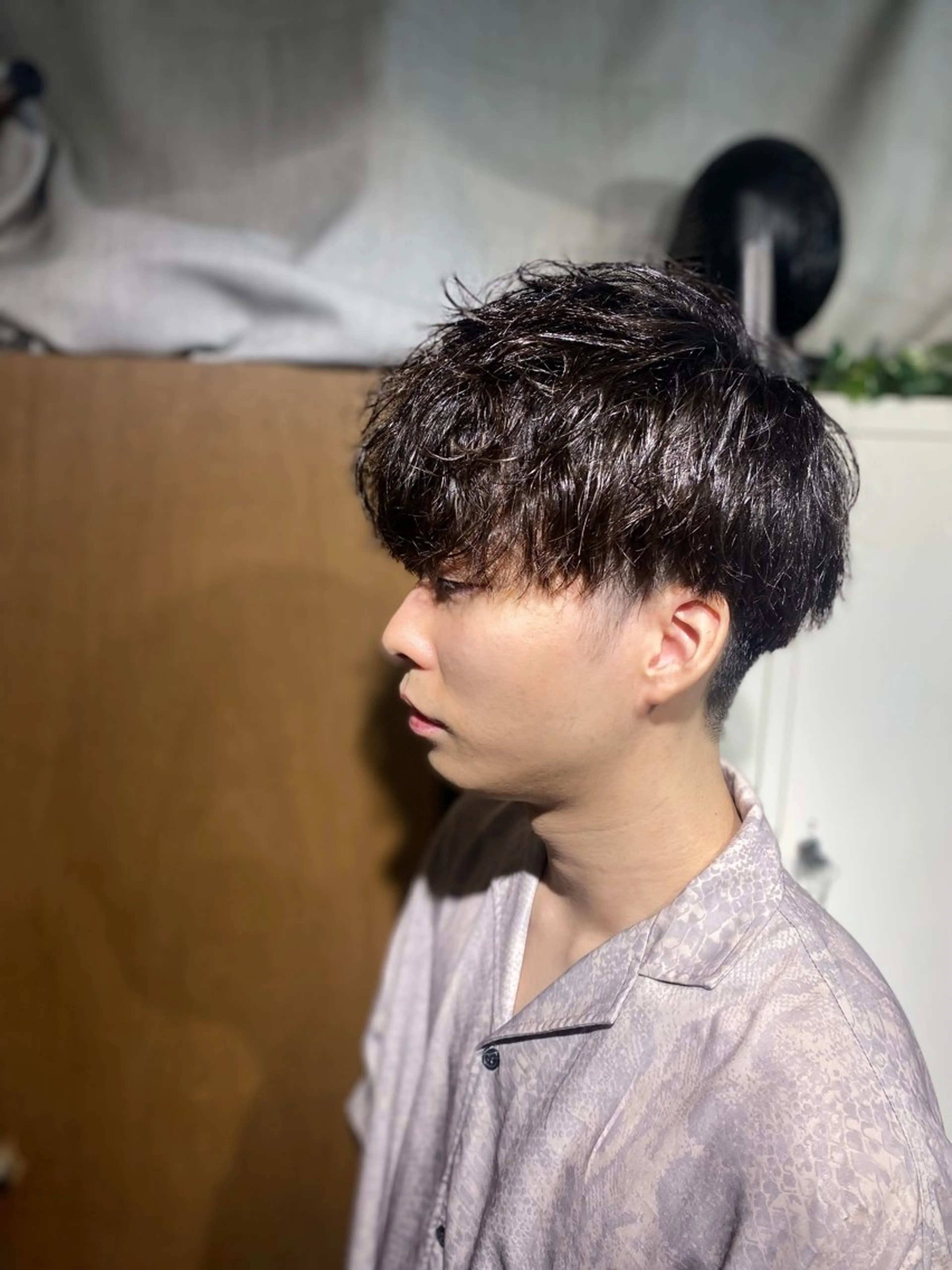 ミディアム パーマ メンズ ミディアムパーマ メンズブリーチ センターパート メンズハイライト メンズハイトーン カット パーマ トリートメント 👑髪質改善/パーマ /フェード/森田のヘアスタイル