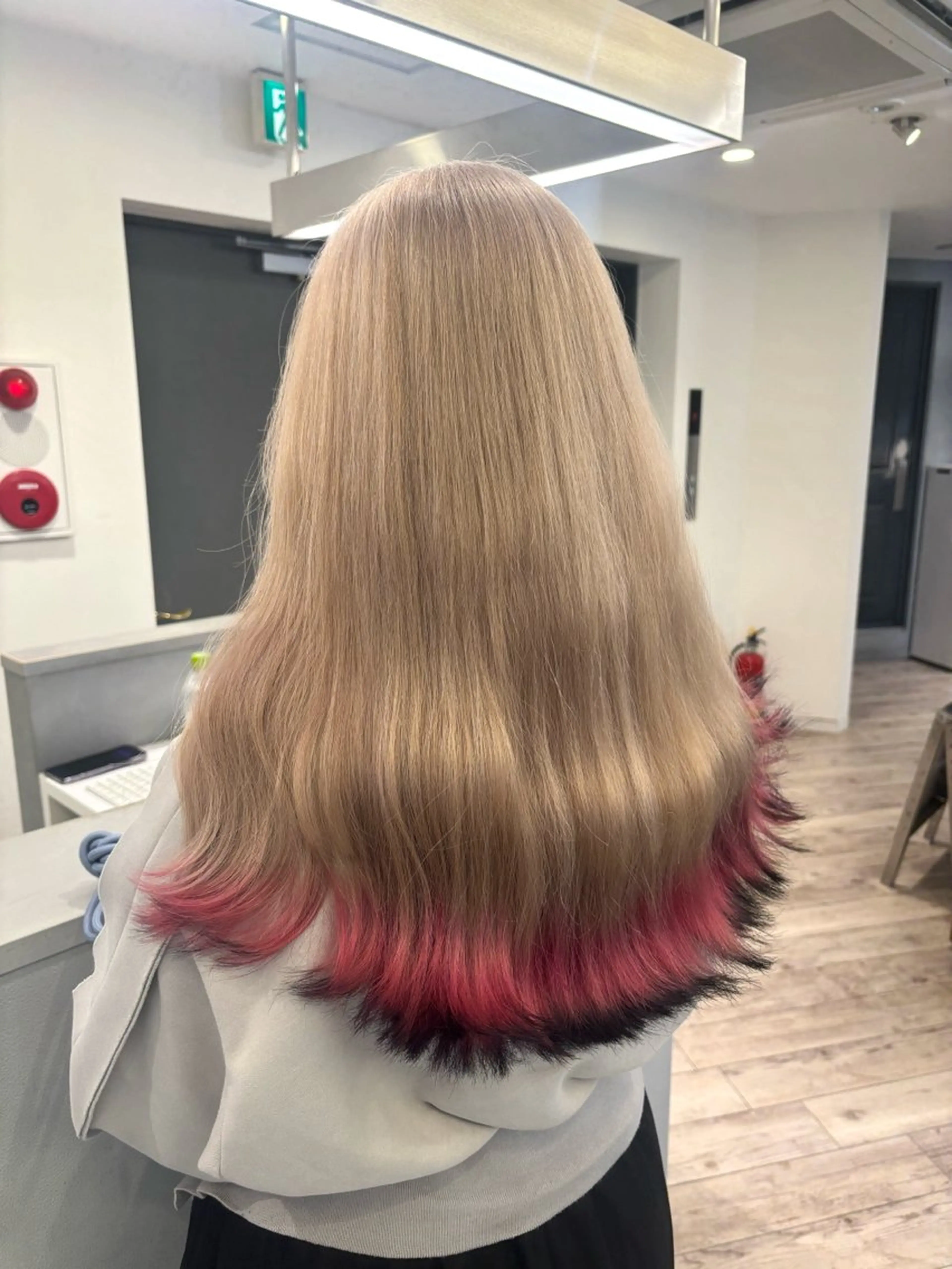 派手髪でイメチェン🦄💜ブリーチカラー+デザインカラー🌼の写真