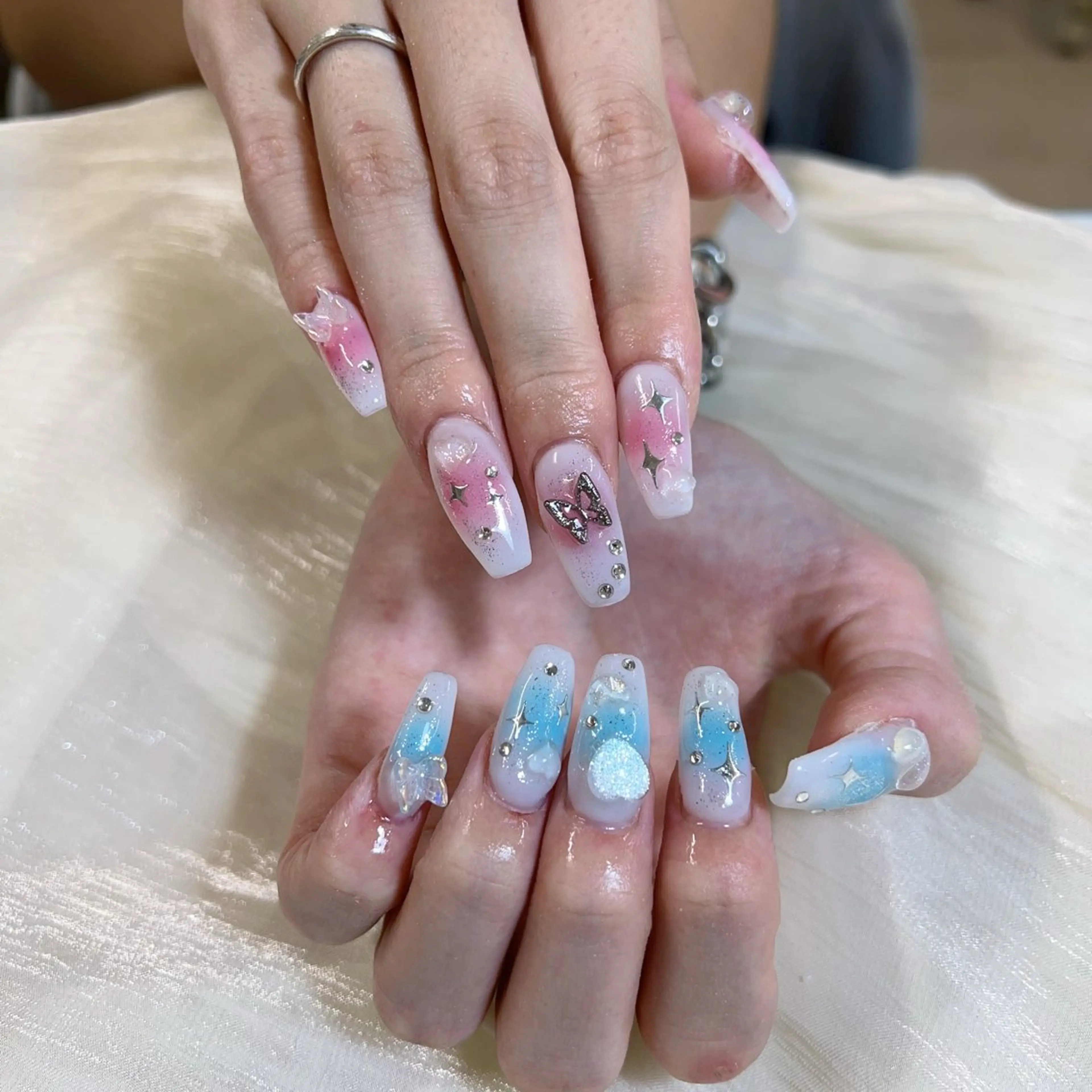 ネイル オーロラネイル ガーリー ハート 韓国ネイル マグネットネイル ハンドネイル 🎀 Lemode ワンホンネイル🎀のネイルデザイン