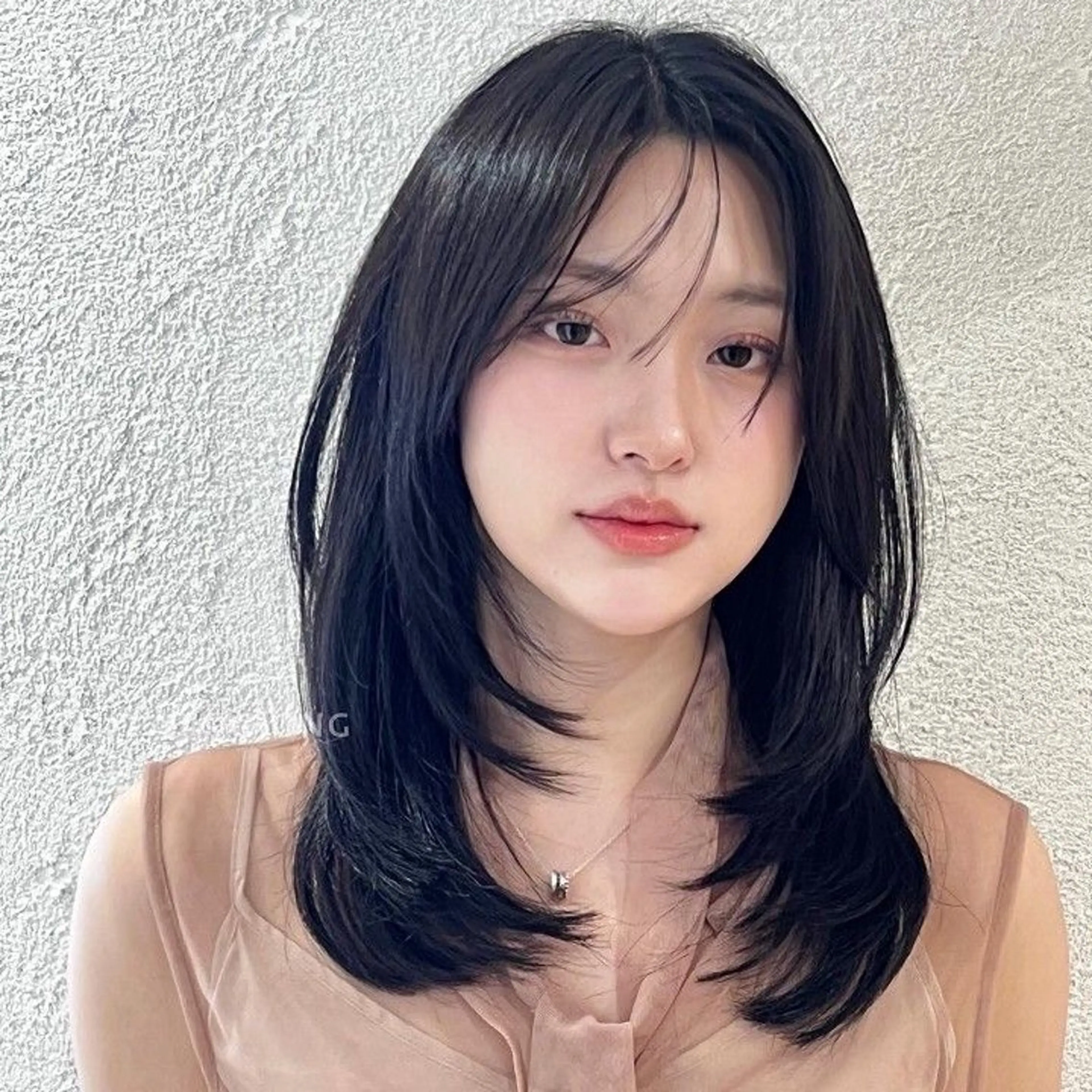 セミロング カラー 曲がる縮毛矯正 センターパートのヘアスタイル