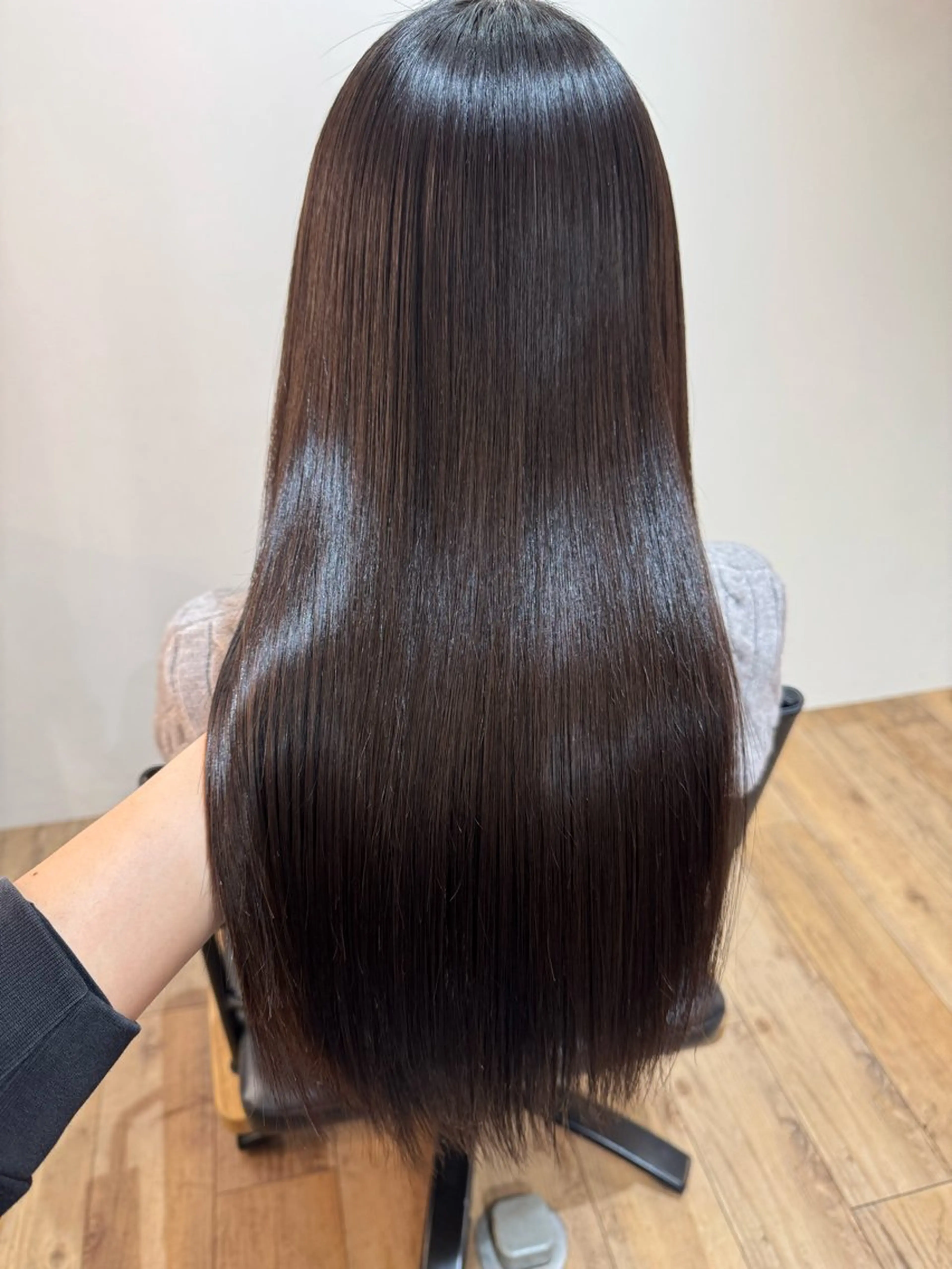 セミロング カット 縮毛矯正 トリートメント afloatkobe所属・美髪/髪質改善 川口凌弥のヘアスタイル