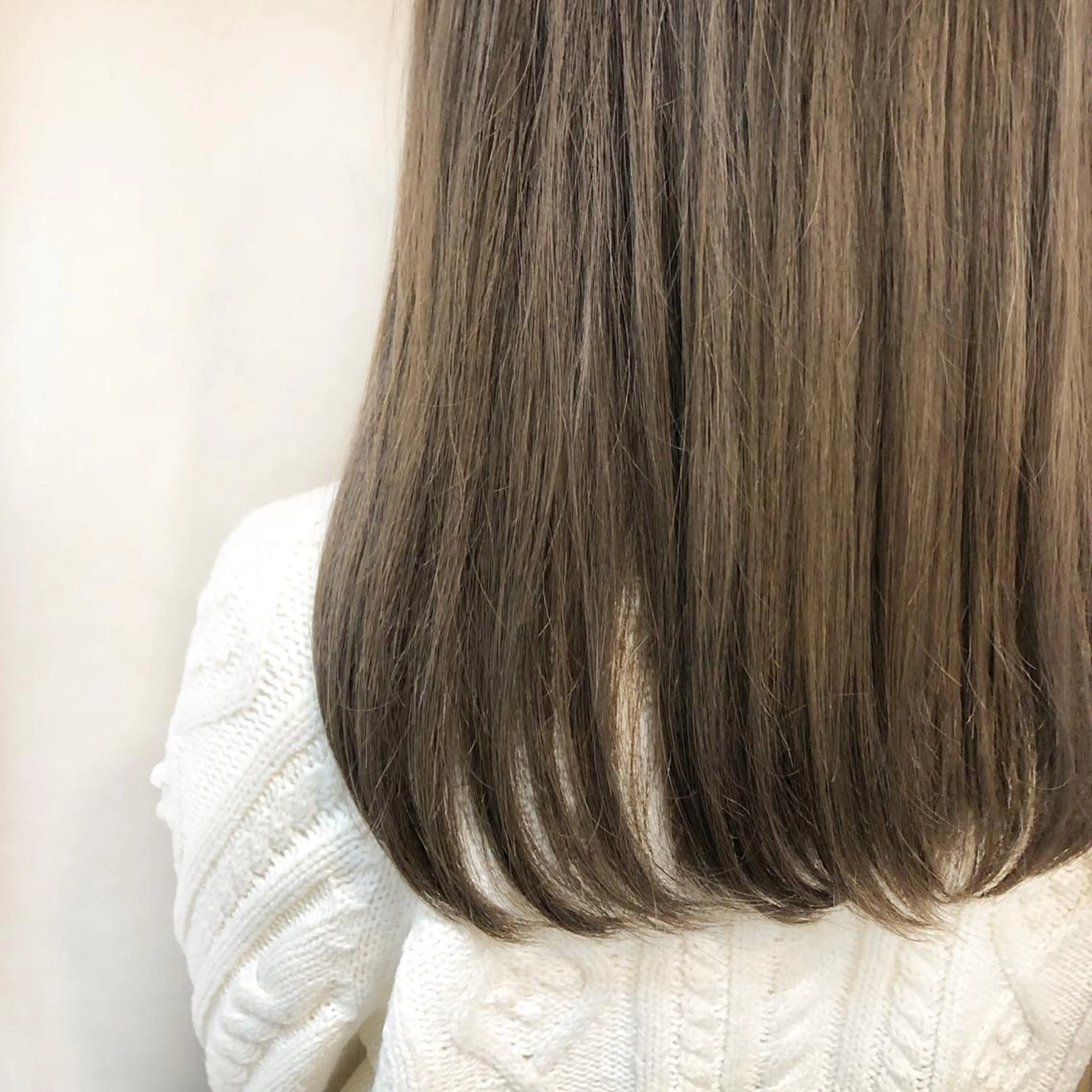 ミディアム カラー アッシュ ベージュカラー ブリーチ ブリーチなしカラー カット ヘアカラー 女性リピ90%🍨 🩷佐藤みずきのヘアスタイル