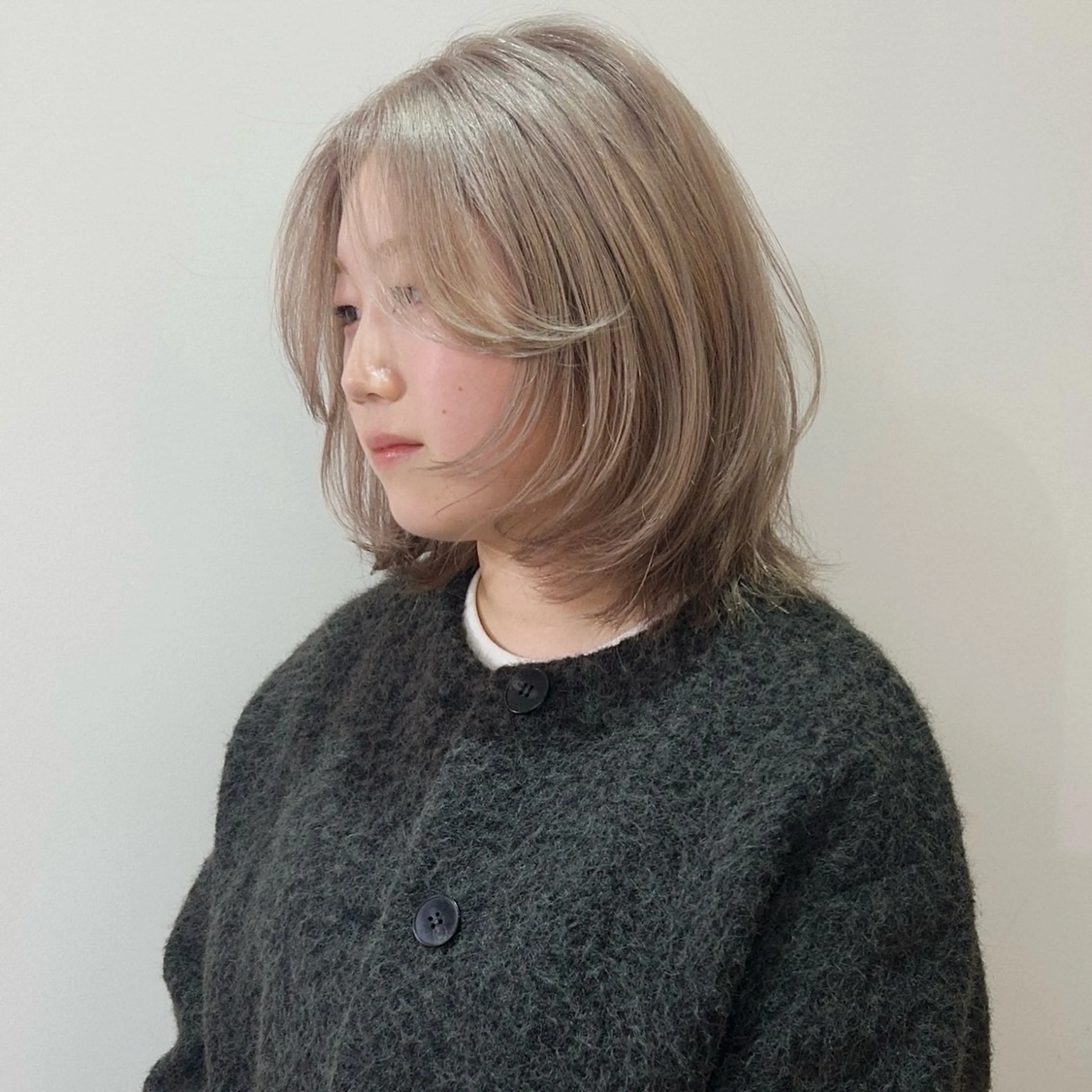 ミディアム カラー ミディアムレイヤー ベージュカラー 透明感カラー ハイトーンカラー ホワイトベージュ カット ヘアカラー トリートメント nonoka オリーブ/グレージュのヘアスタイル