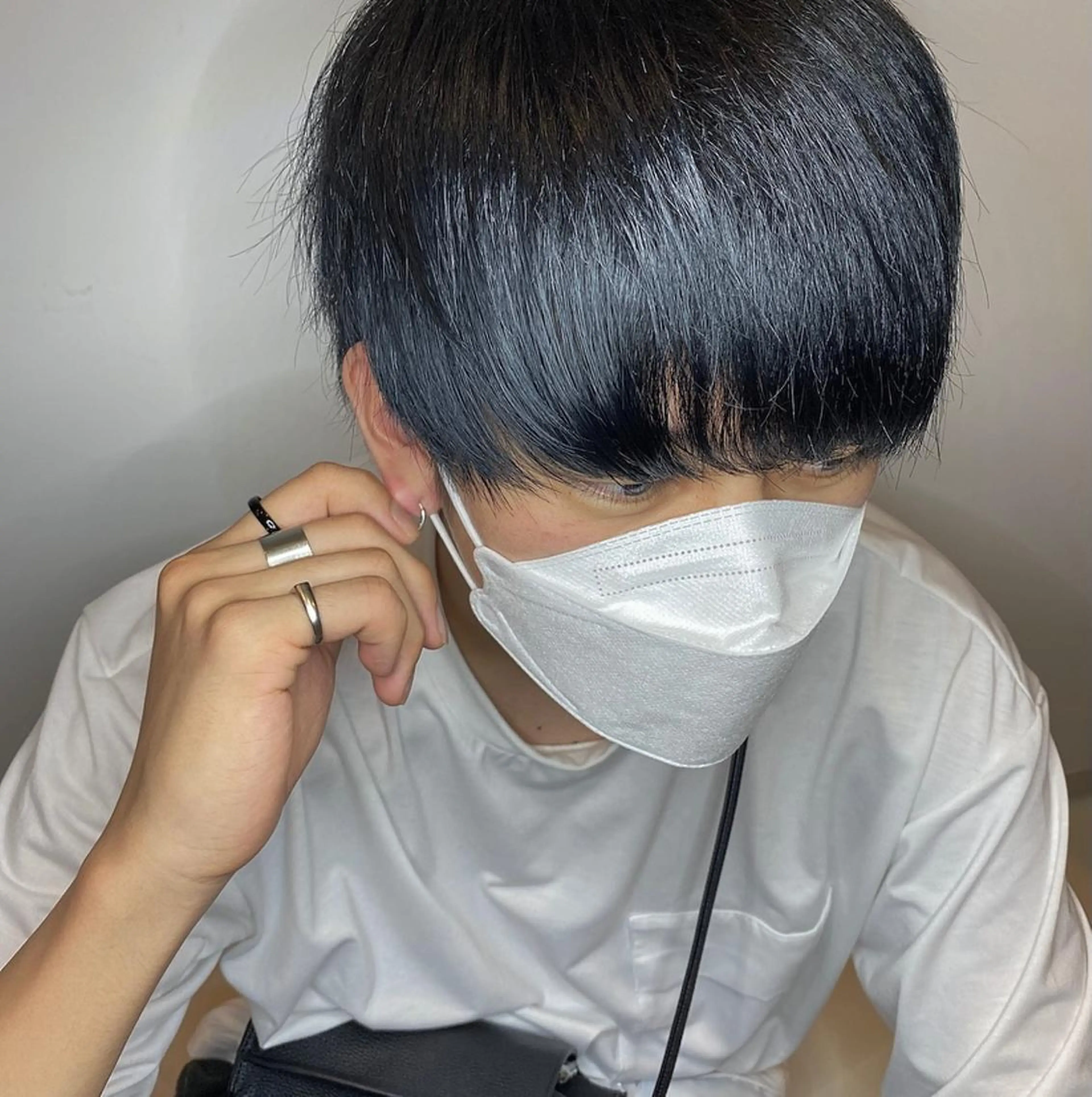 カラー 黒髪 ブリーチ ブルーカラー ブルーブラック miku/ 透明感カラーのヘアスタイル