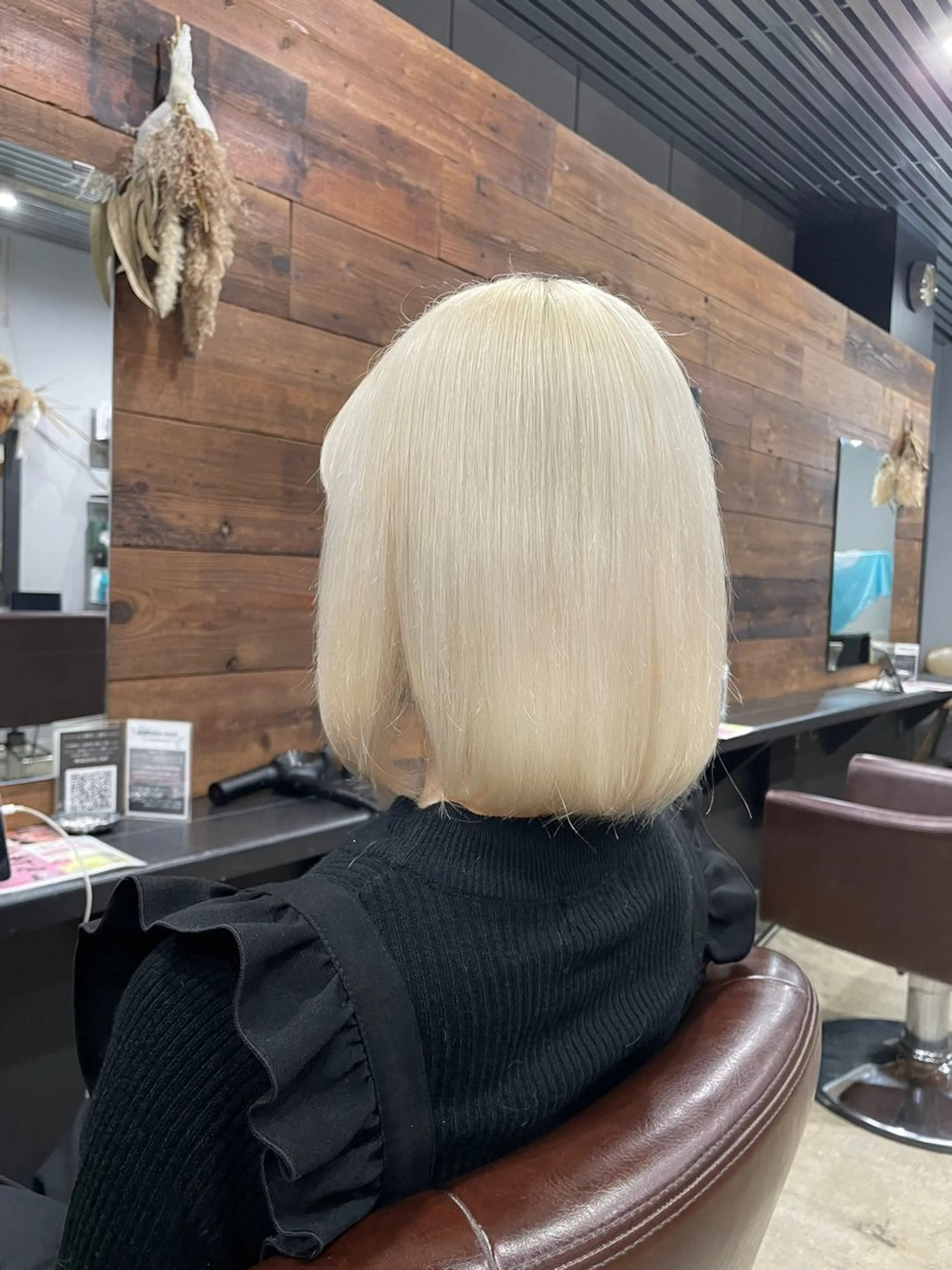 ミディアム カラー 抜きっぱなしブロンド ブロンド ハイトーンカラー ホワイトブロンド 川辺 朱莉のヘアスタイル