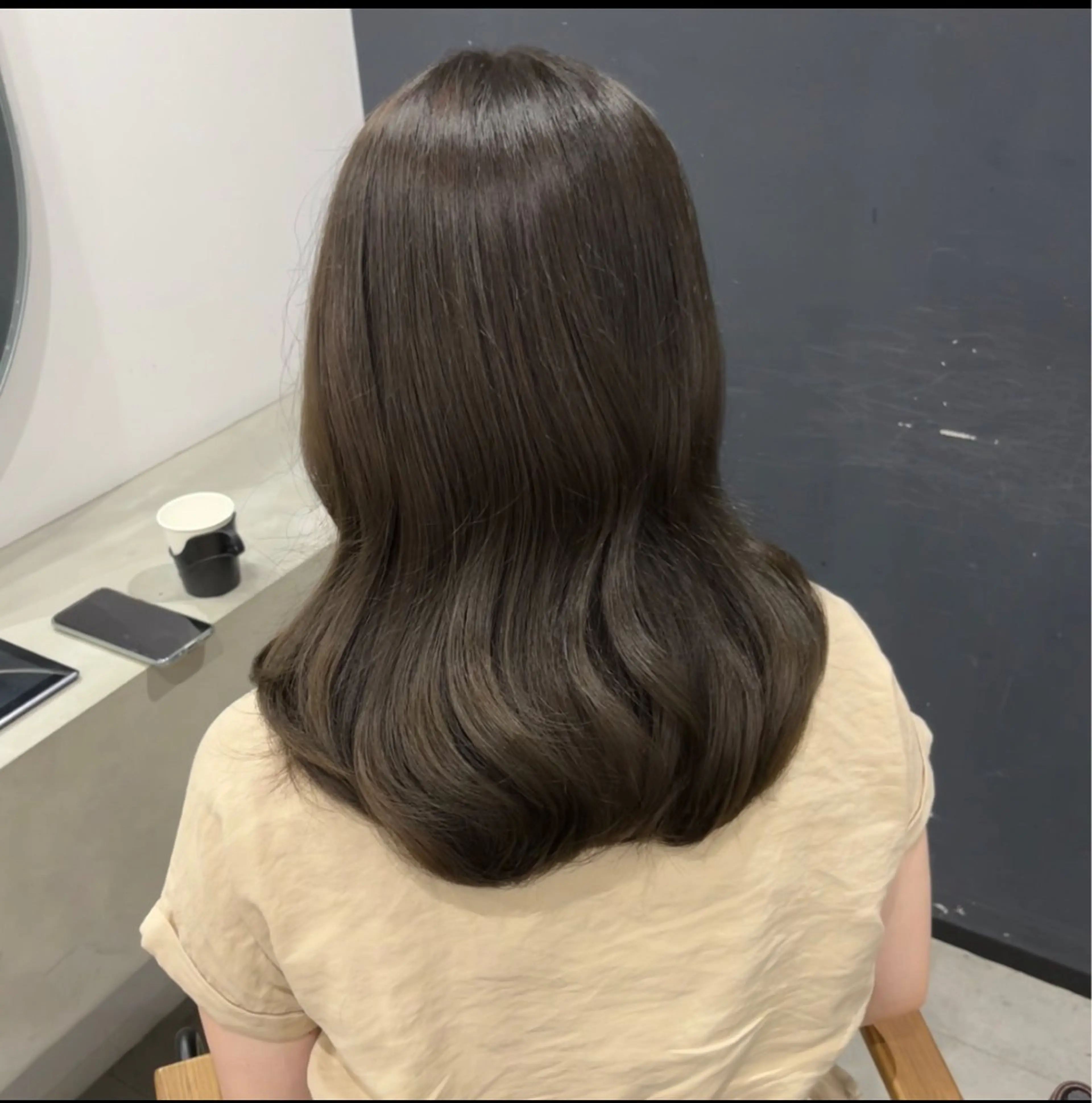 ミディアム カラー ベージュカラー オリーブベージュ カット ヘアカラー emma所属・RINA 韓国ヘア/半個室のヘアスタイル