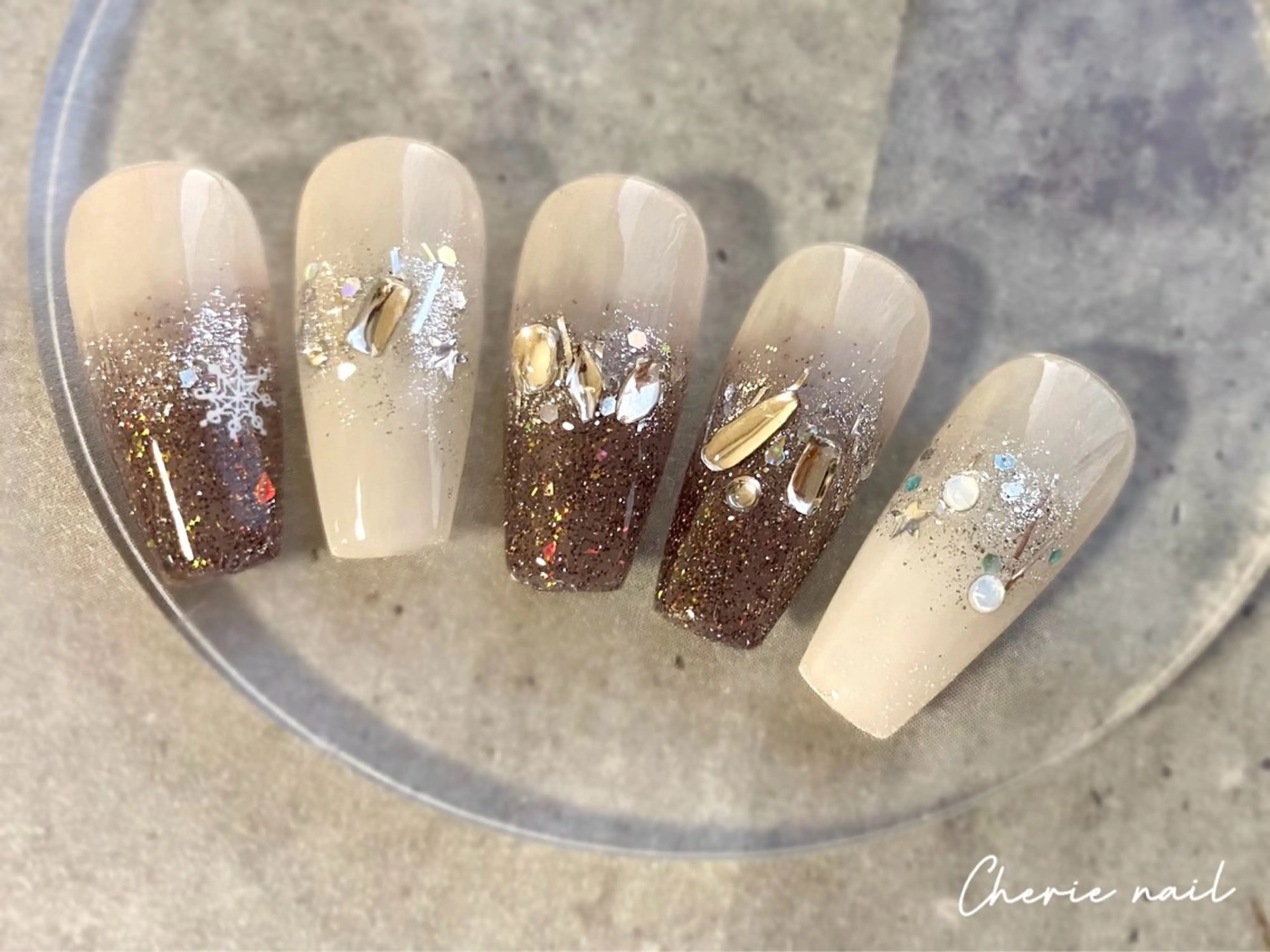 ネイル ブラウン フラッシュネイル ジェルネイル ホワイト 冬ネイル ハンドネイル Cherienail yunaのネイルデザイン