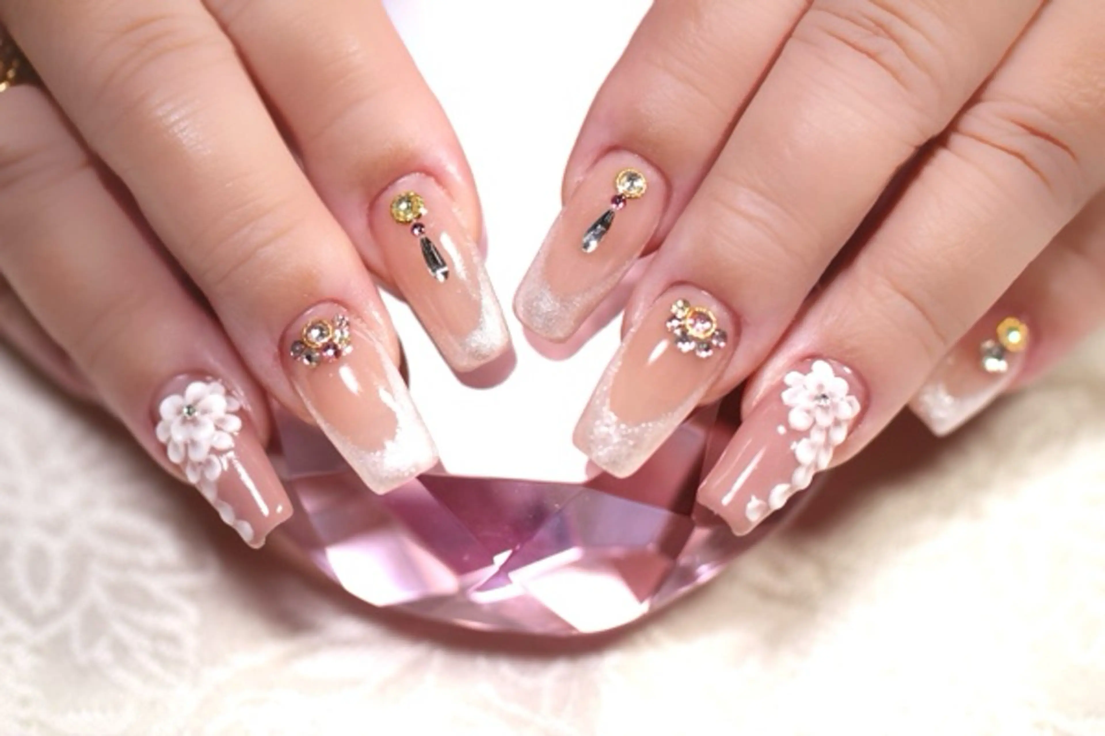 ネイル フラワーネイル フレンチネイル ラメ(グリッター) スカルプネイル ママリンド　志村坂上店所属・しみ えんのネイルデザイン