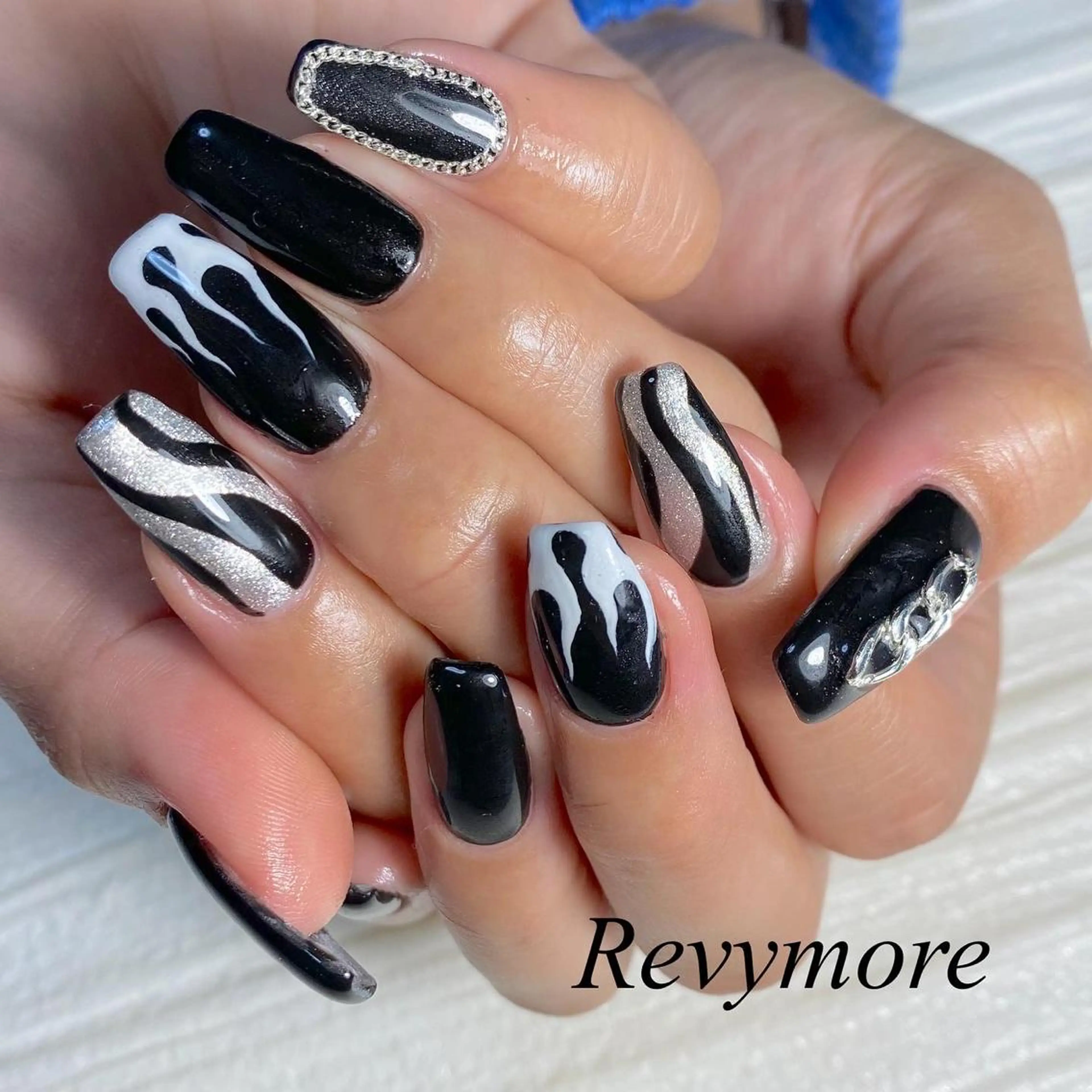 ミディアム ネイル 韓国風ヘア アートネイル ジェルネイル キラキラネイル 韓国ネイル nail salon Revymore所属・nail salon Revymoreのネイルデザイン