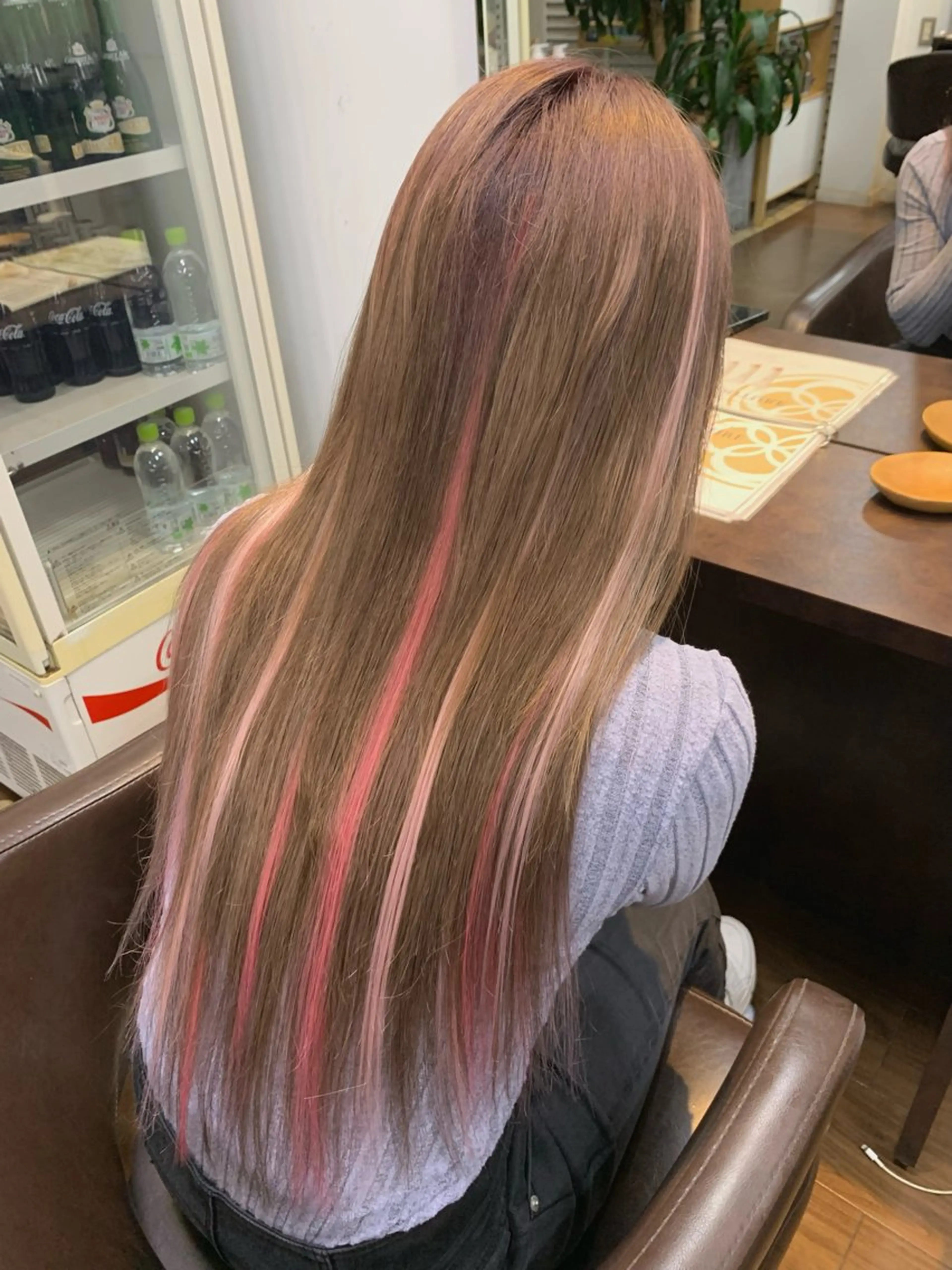 ロング カラー シールエクステ ベージュカラー ハイライトカラー ミルクティーベージュ ピンクカラー エクステ 小笠原 菜緒のヘアスタイル