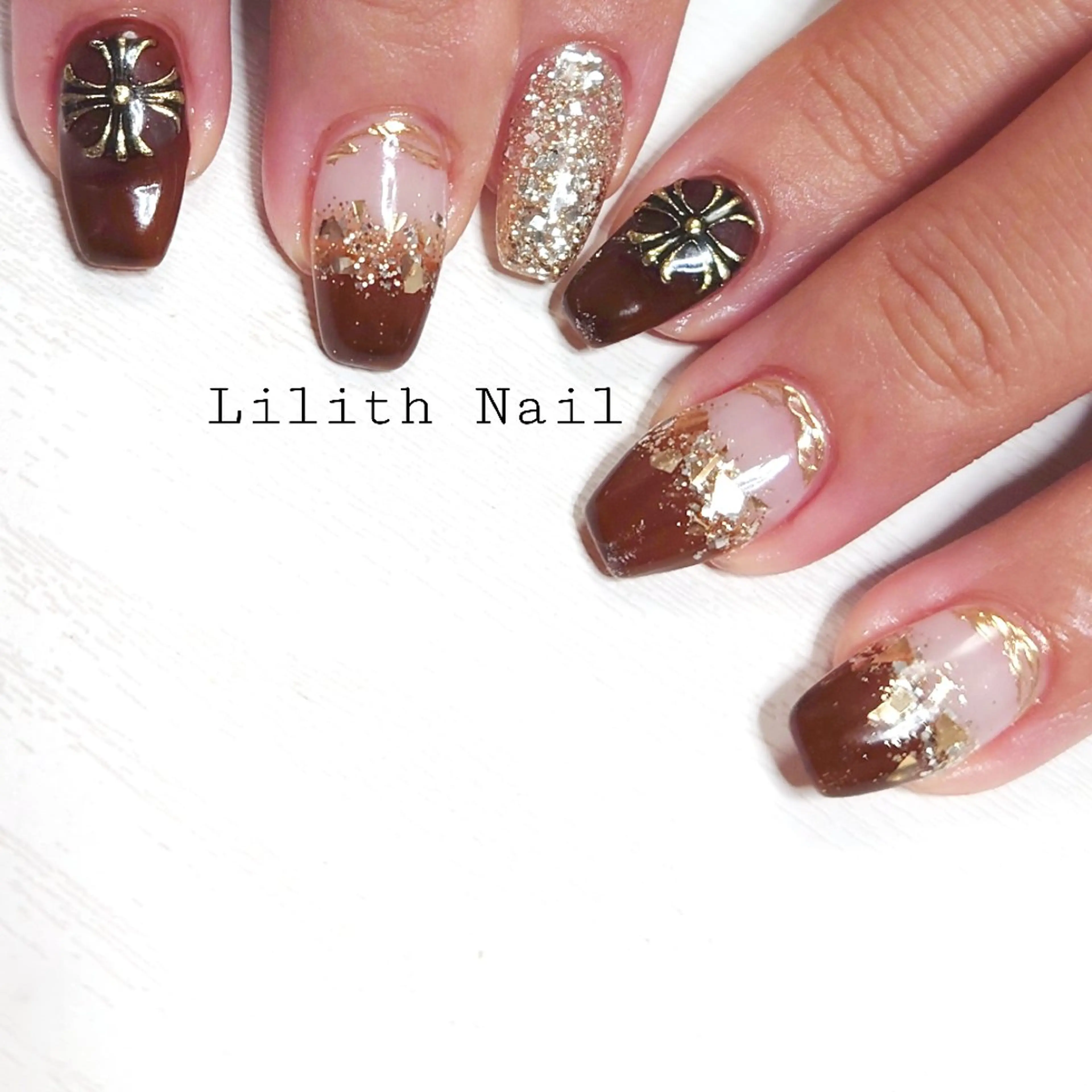 ネイル ブラウン ゴールド ハンドネイル Lilith Nailのネイルデザイン