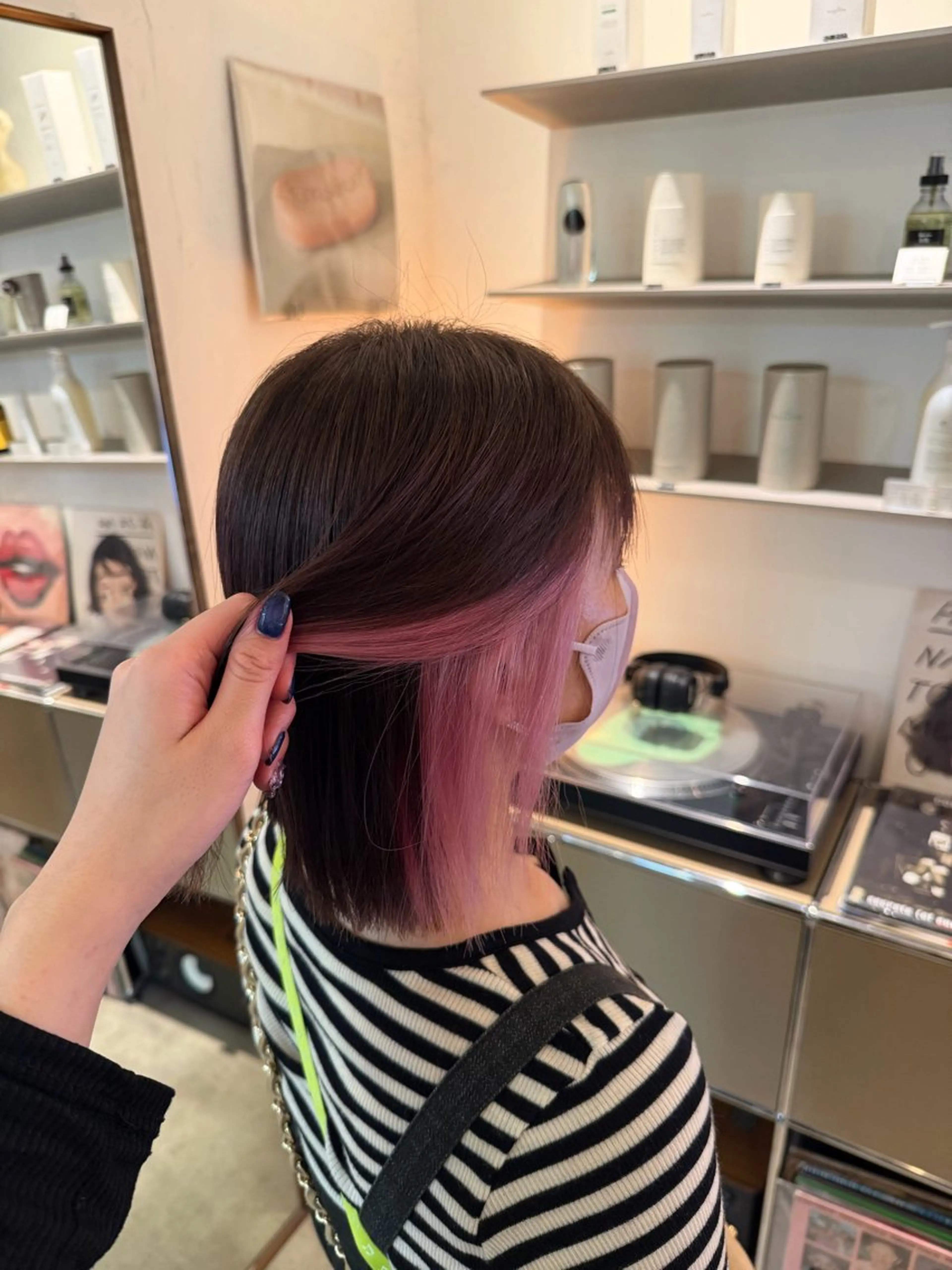 ミディアム カラー ブラウンカラー インナーカラー ピンクカラー ヘアカラー Tsukasa/ ハイトーン/寒色のヘアスタイル