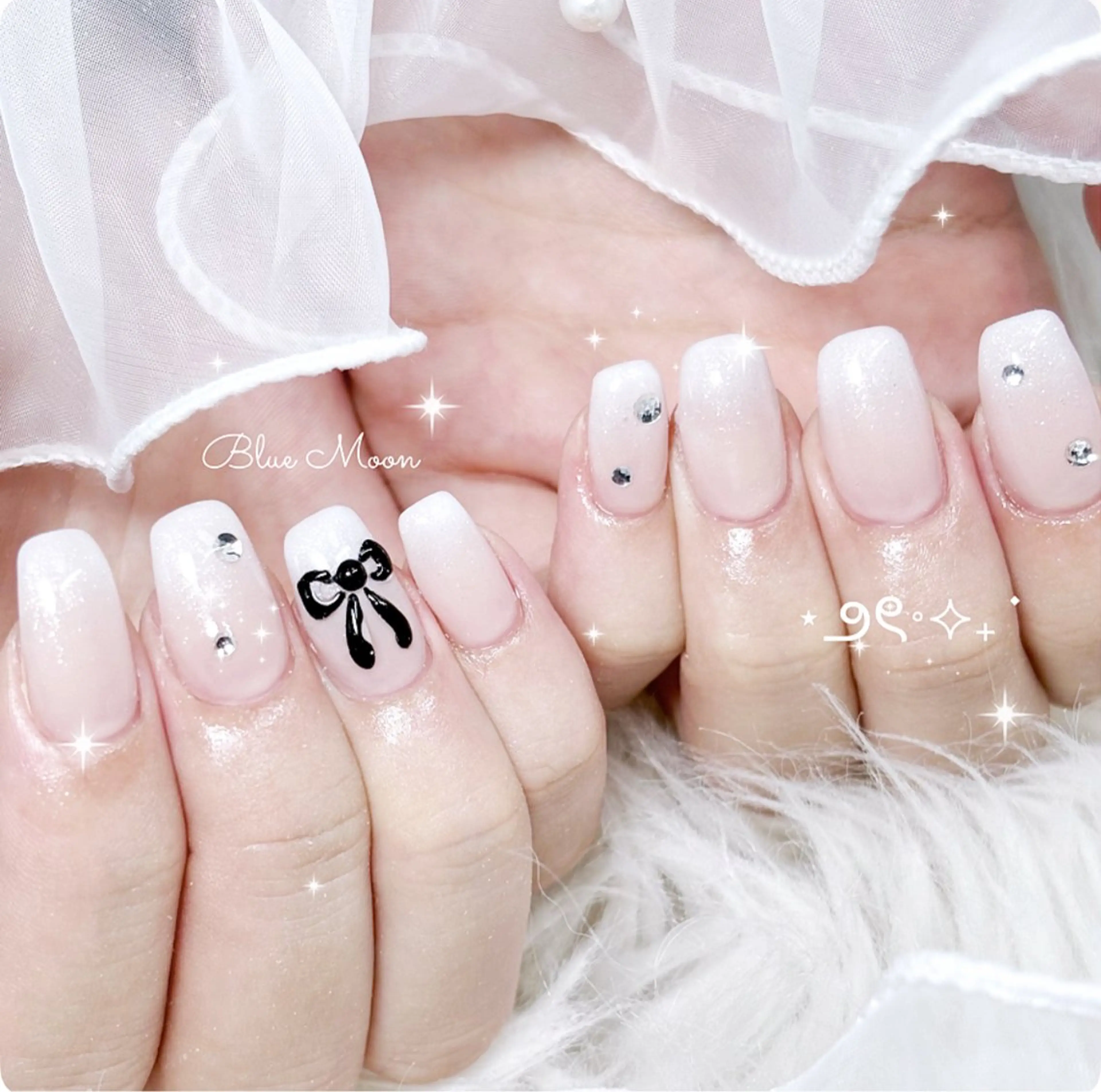 ネイル アートネイル リボン ストーンネイル ハンドネイル ハンドケア nail salon Blue Moonのネイルデザイン