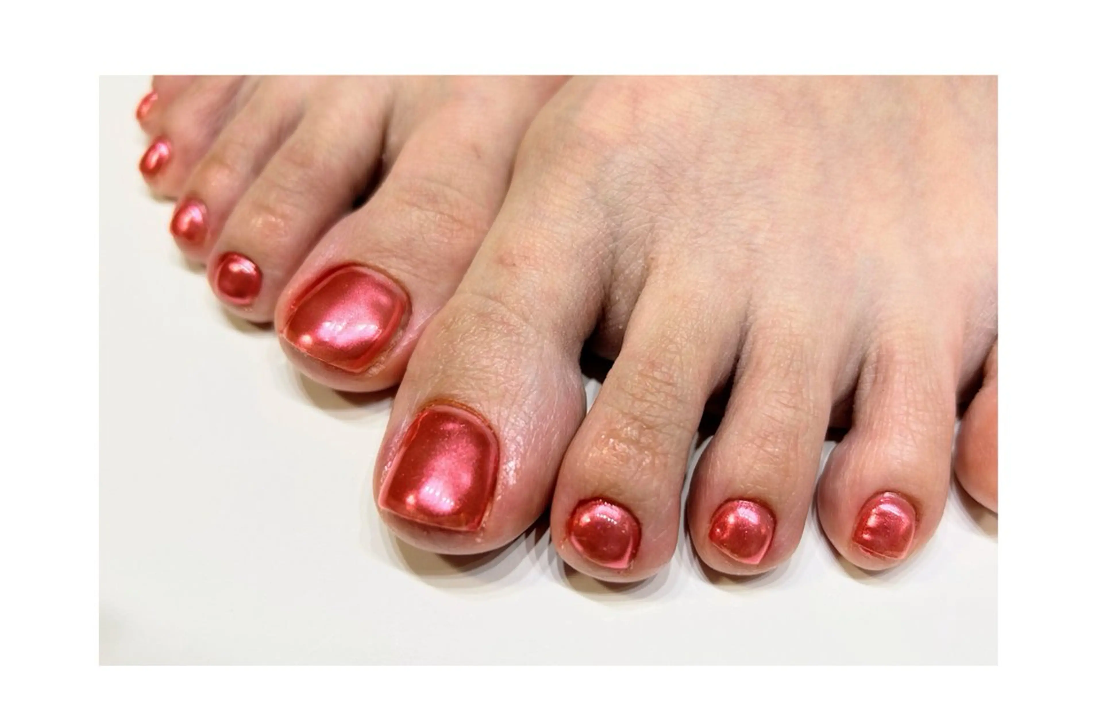 ネイル フットネイル キラキラネイル ミラーネイル 赤色 フットネイル 渋谷 怜奈のネイルデザイン