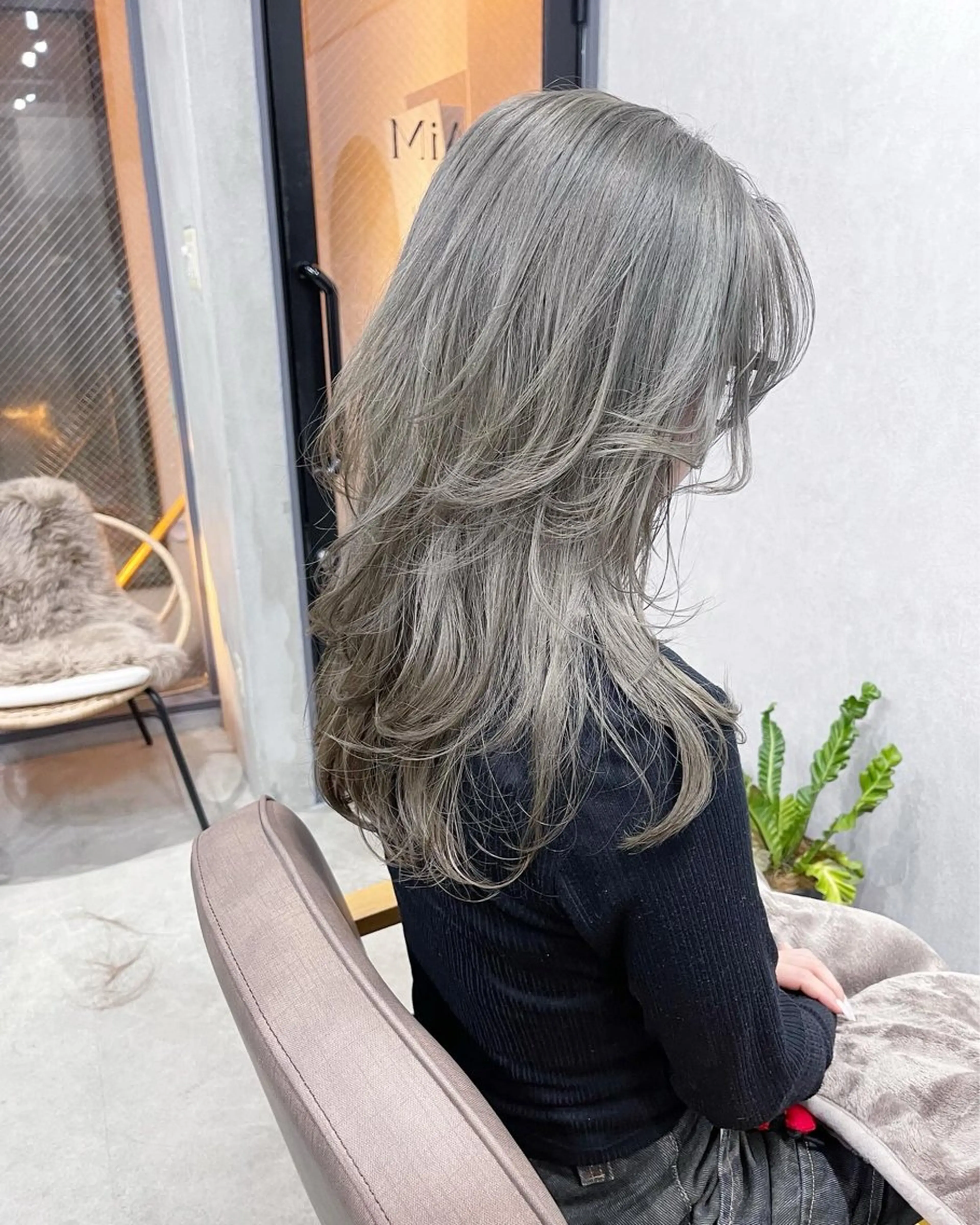 ミディアム カラー オリーブカラー レイヤーカット カット ヘアカラー トリートメント AiM 大名　似合わせカットのヘアスタイル