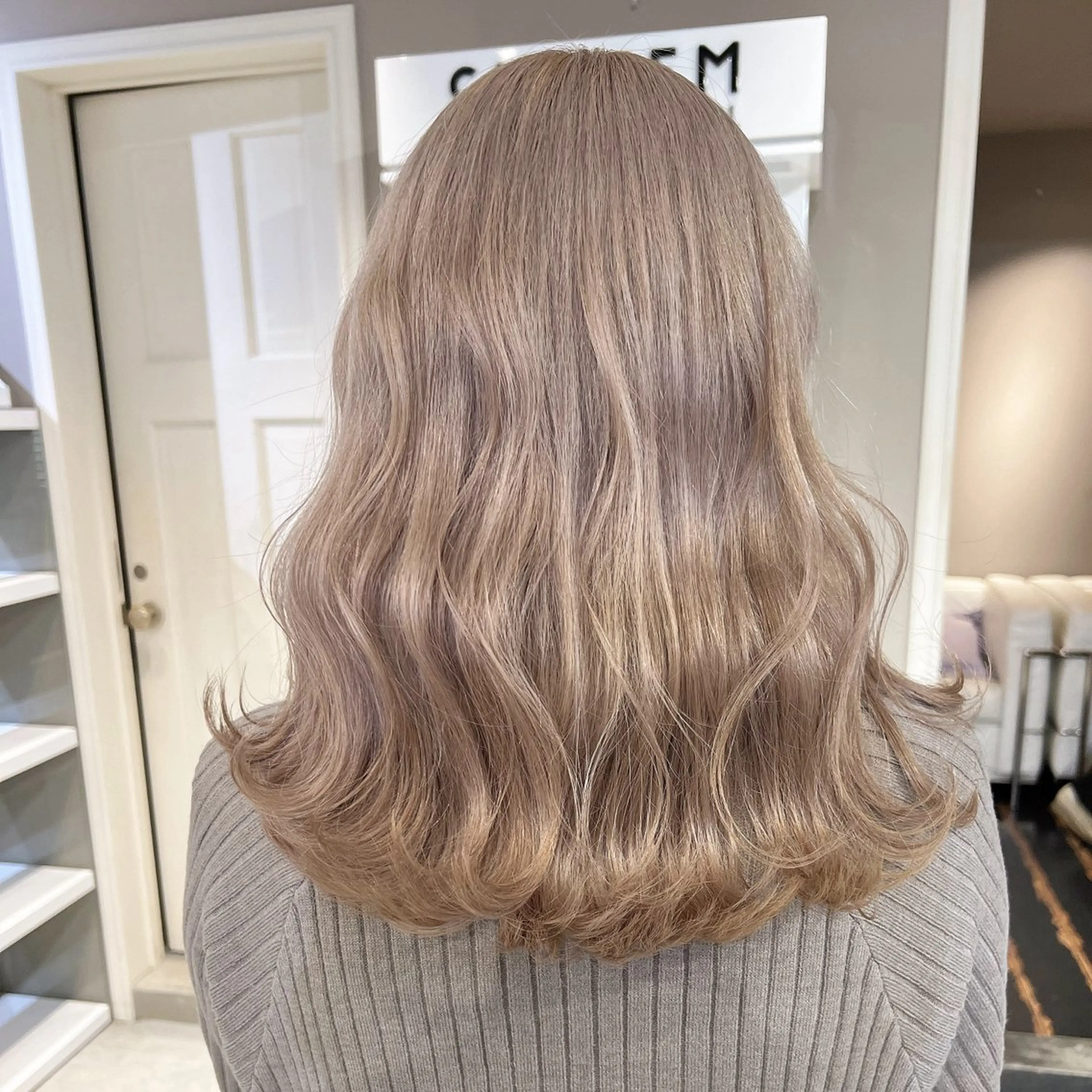 ミディアム カラー ベージュカラー ブリーチ ケアブリーチ ミルキーベージュ レイヤーカット/ボブ 韓国ヘア🪄REN.のヘアスタイル