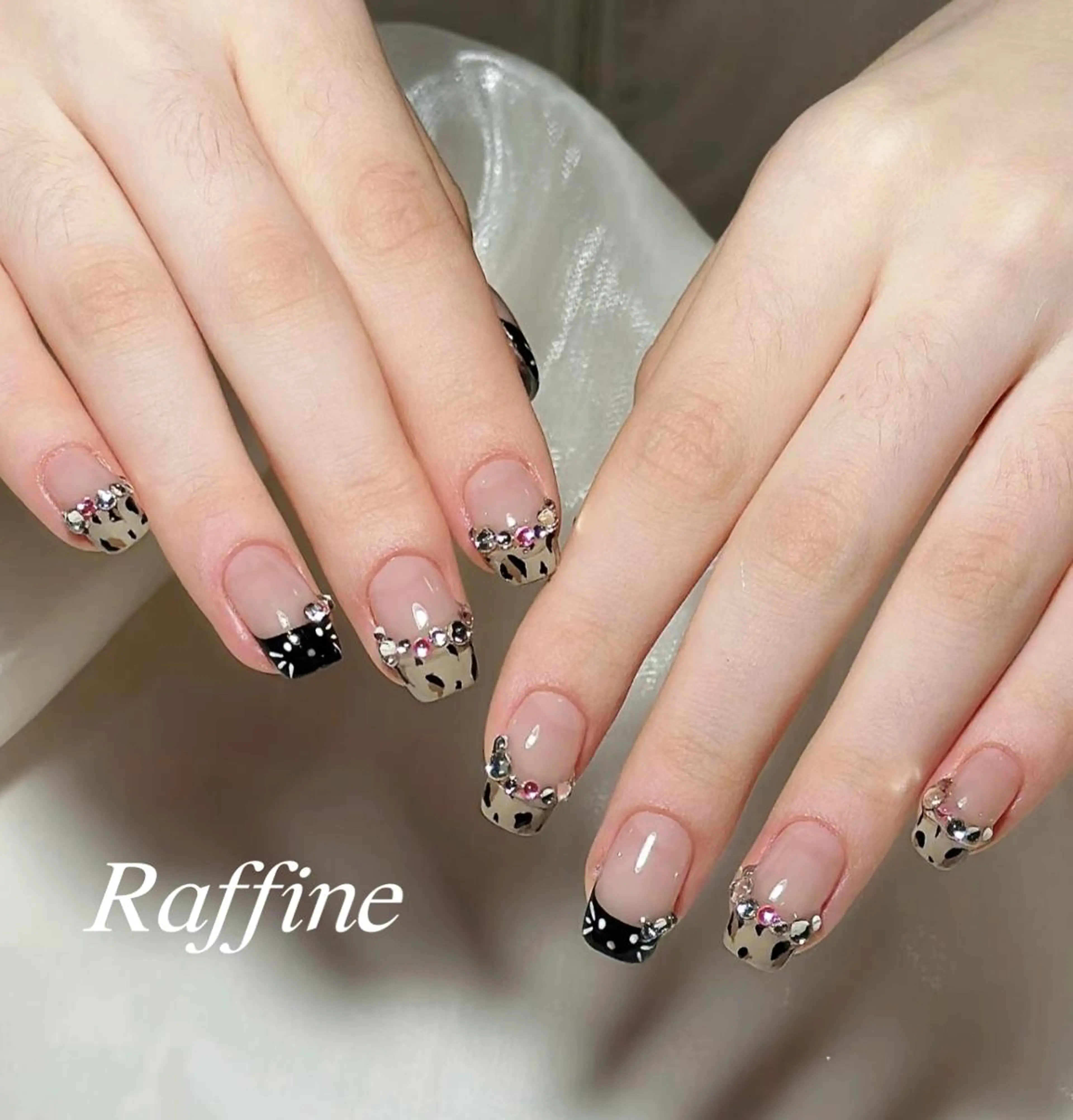 ネイル ハンドネイル RAFFINE 月🦋🩵のネイルデザイン