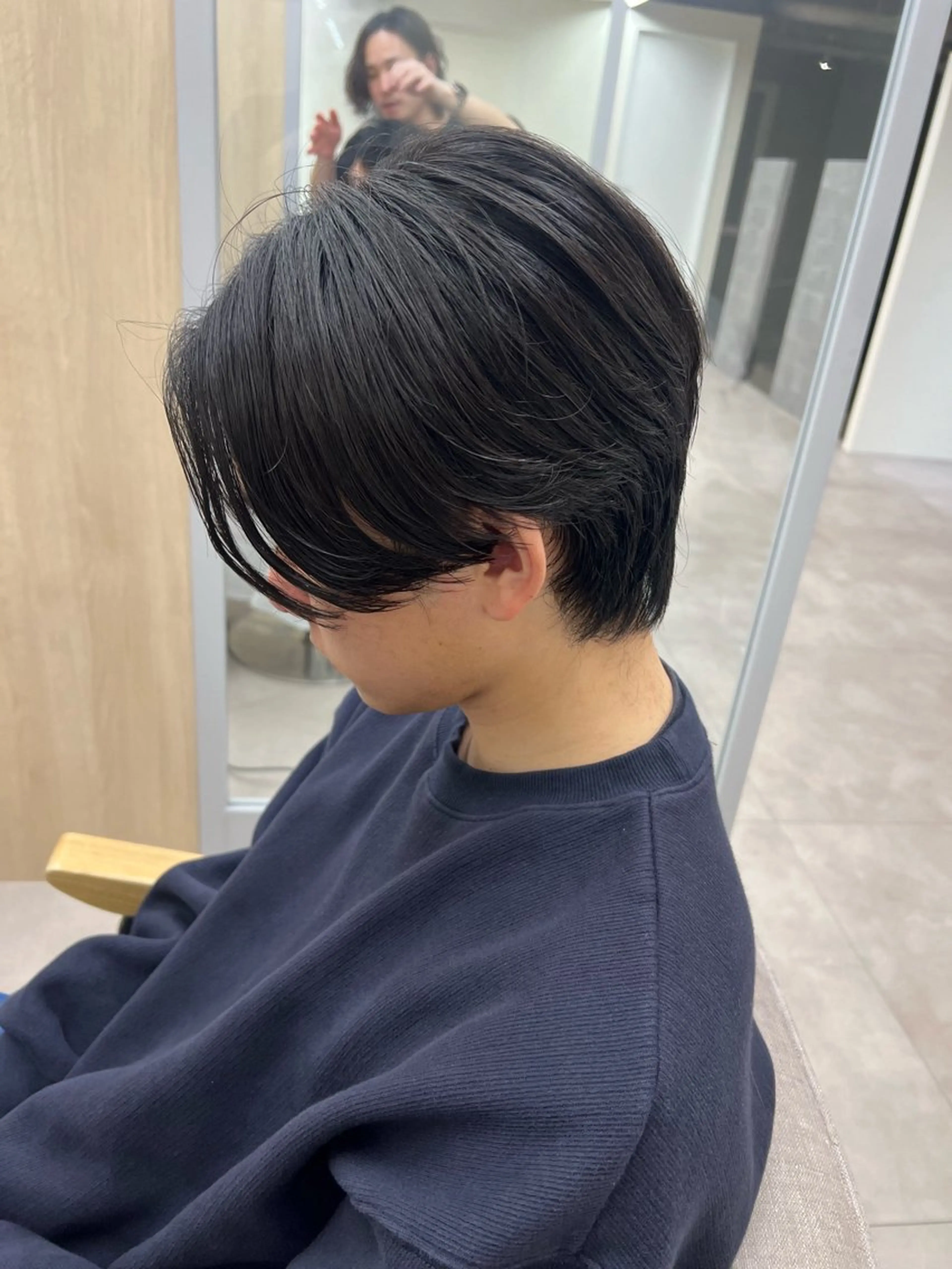 メンズ センターパート メンズウルフカット ウルフカット メンズ レイヤー ウルフ 弓木啓輔のヘアスタイル