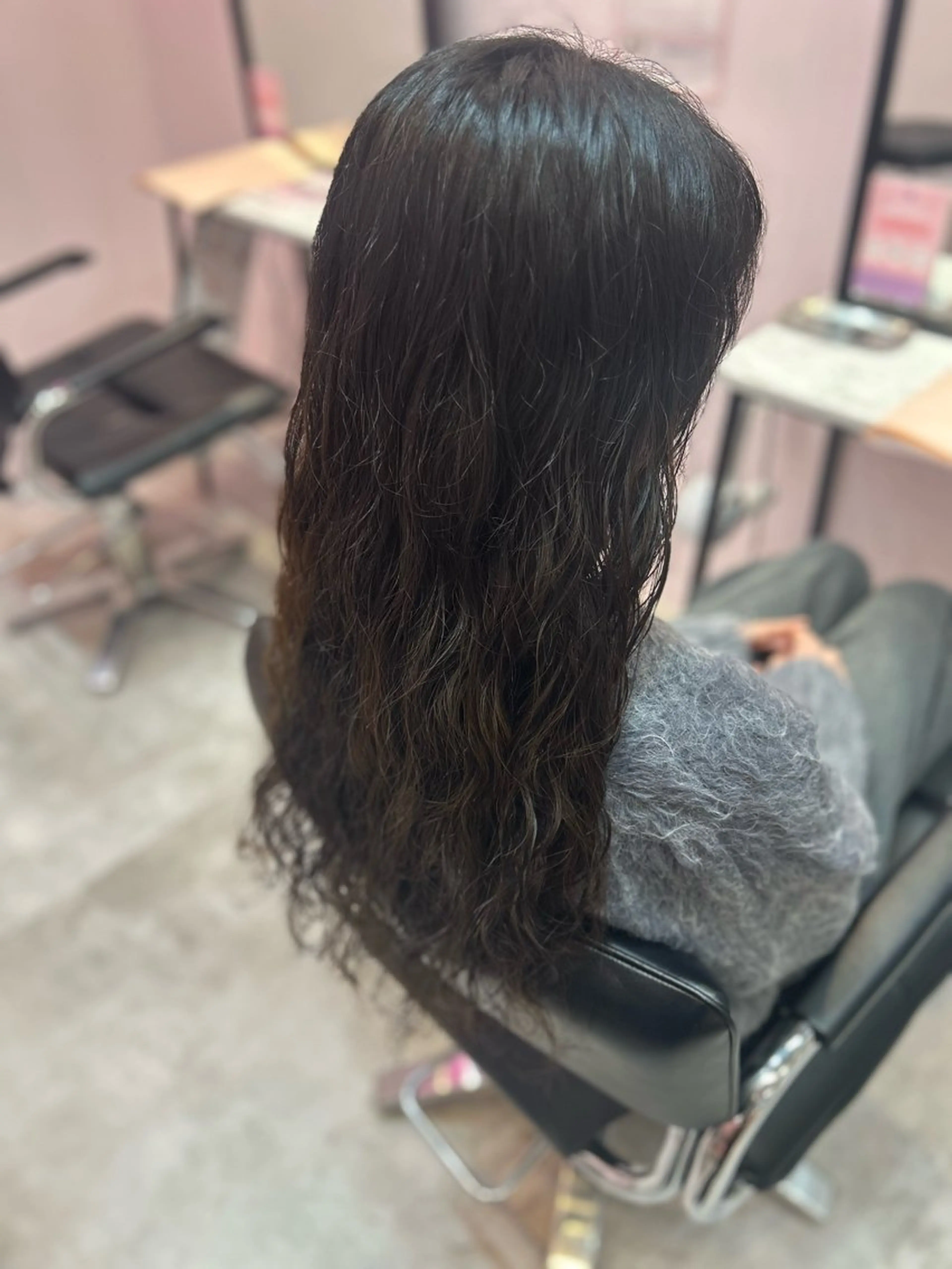 ロング カット パーマ 艶髪カラー🫧 🧸MOMOEのヘアスタイル