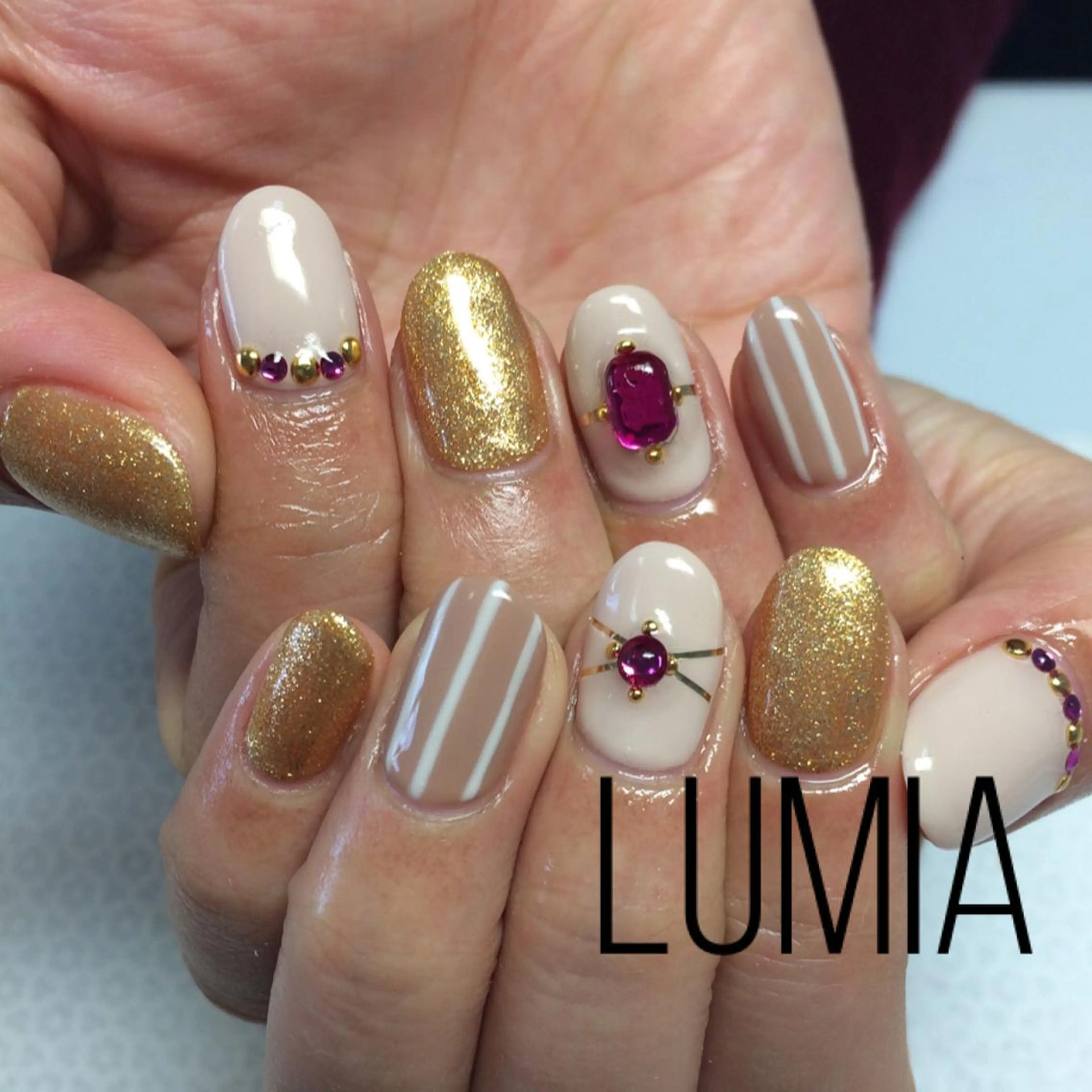 ネイル ストーンネイル Emu Nailのネイルデザイン