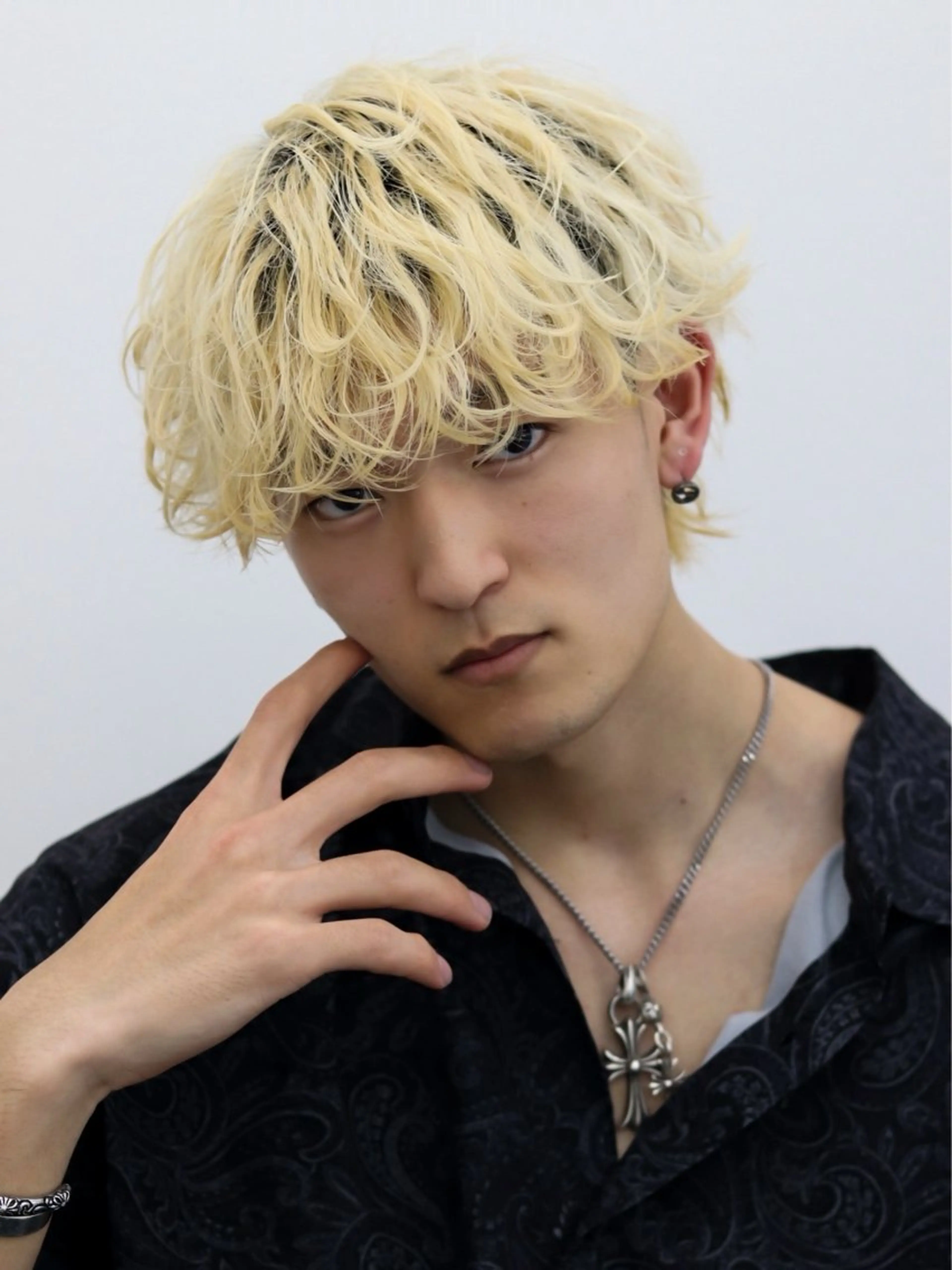 ミディアム カラー メンズ カット ヘアカラー メンズフェザー毛流れ パーマASHU渋谷のヘアスタイル