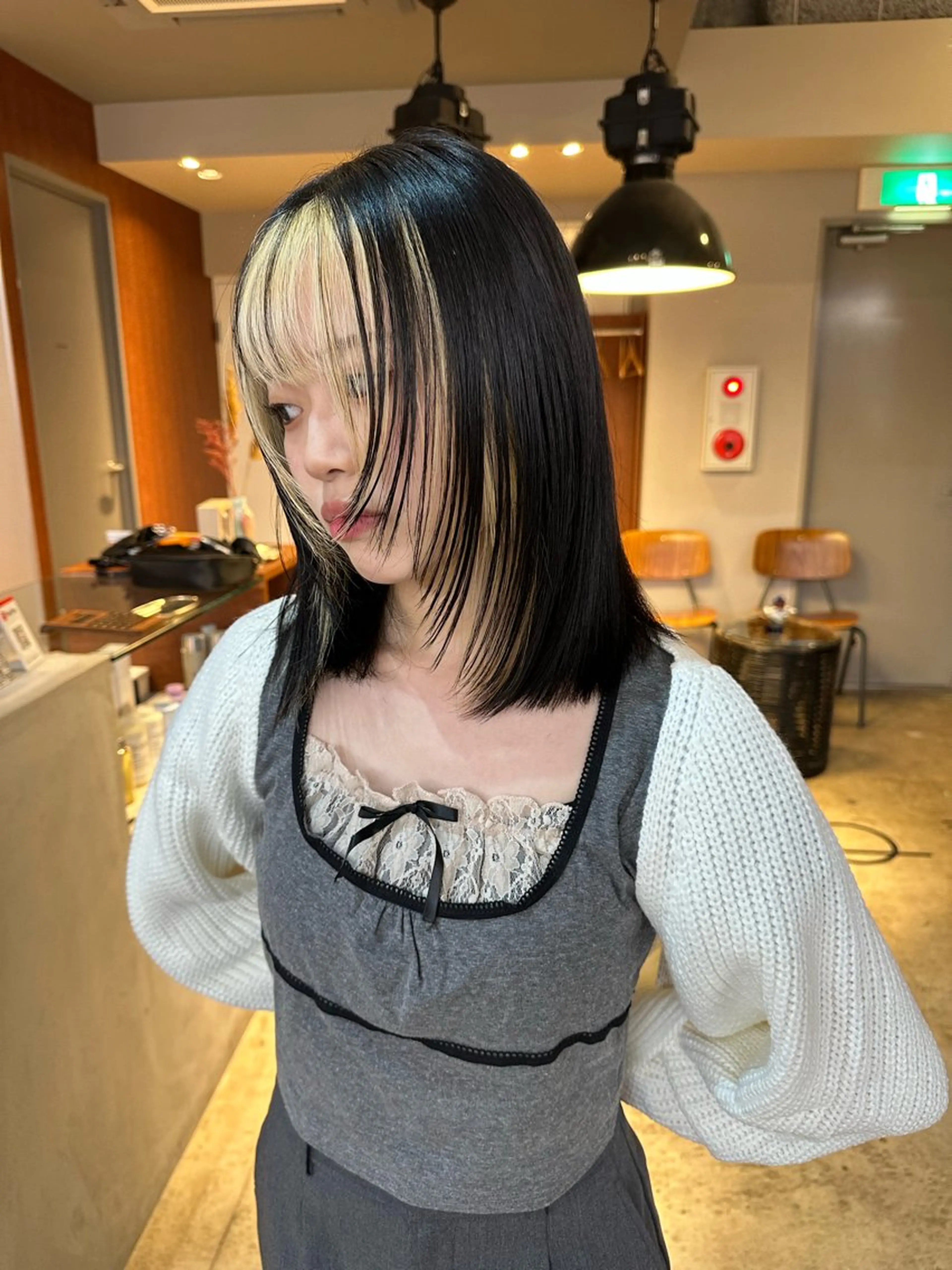 セミロング ミルクティーベージュ outaのヘアスタイル