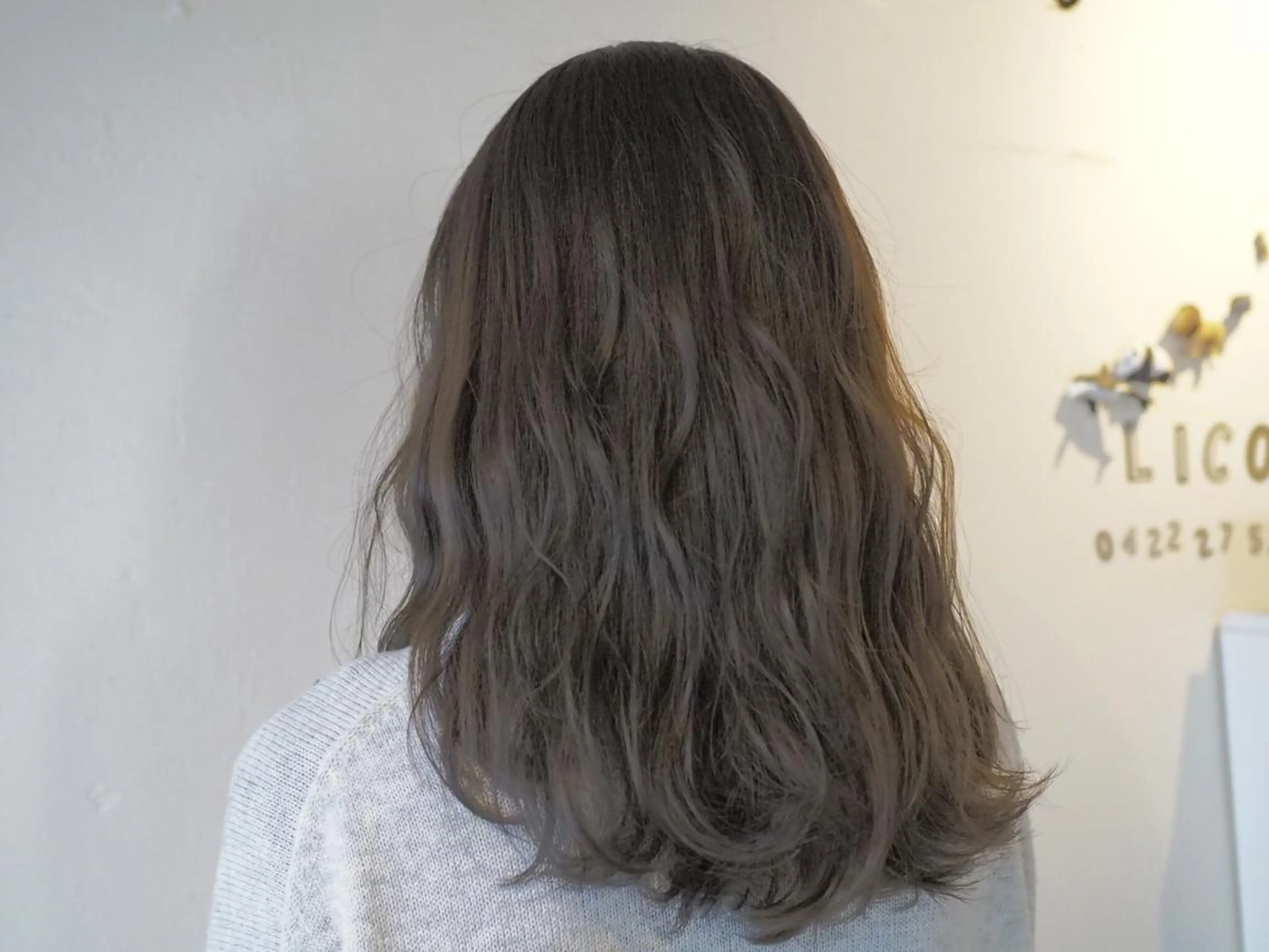 ミディアム カラー パーマ ヘアアレンジ グレージュ ハイライトカラー ハイライト メンズハイトーン メンズバレイヤージュのヘアスタイル