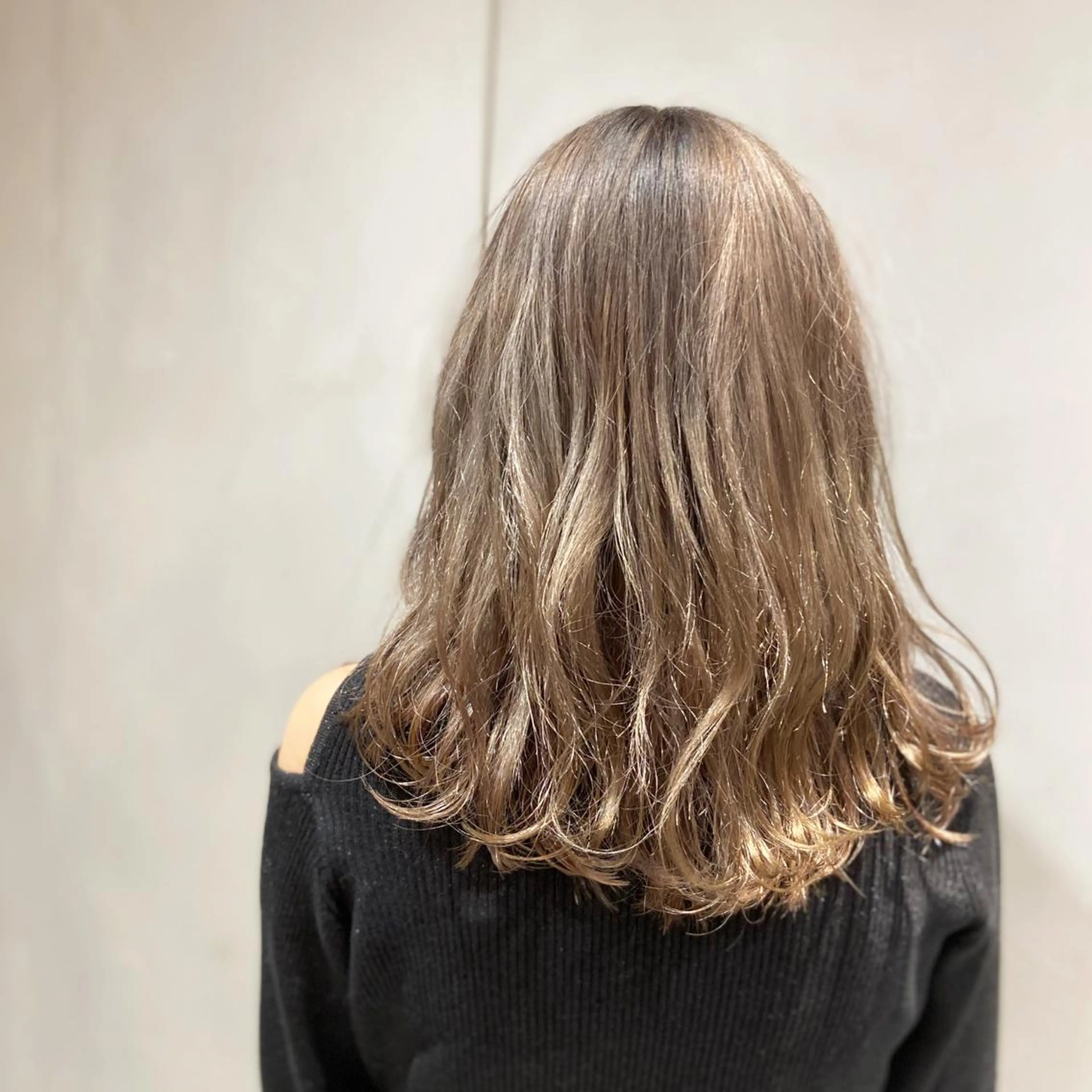 ミディアム カラー ブリーチ カジュアルを女っぽく 𝗮𝘆𝗮𝗰𝗼のヘアスタイル