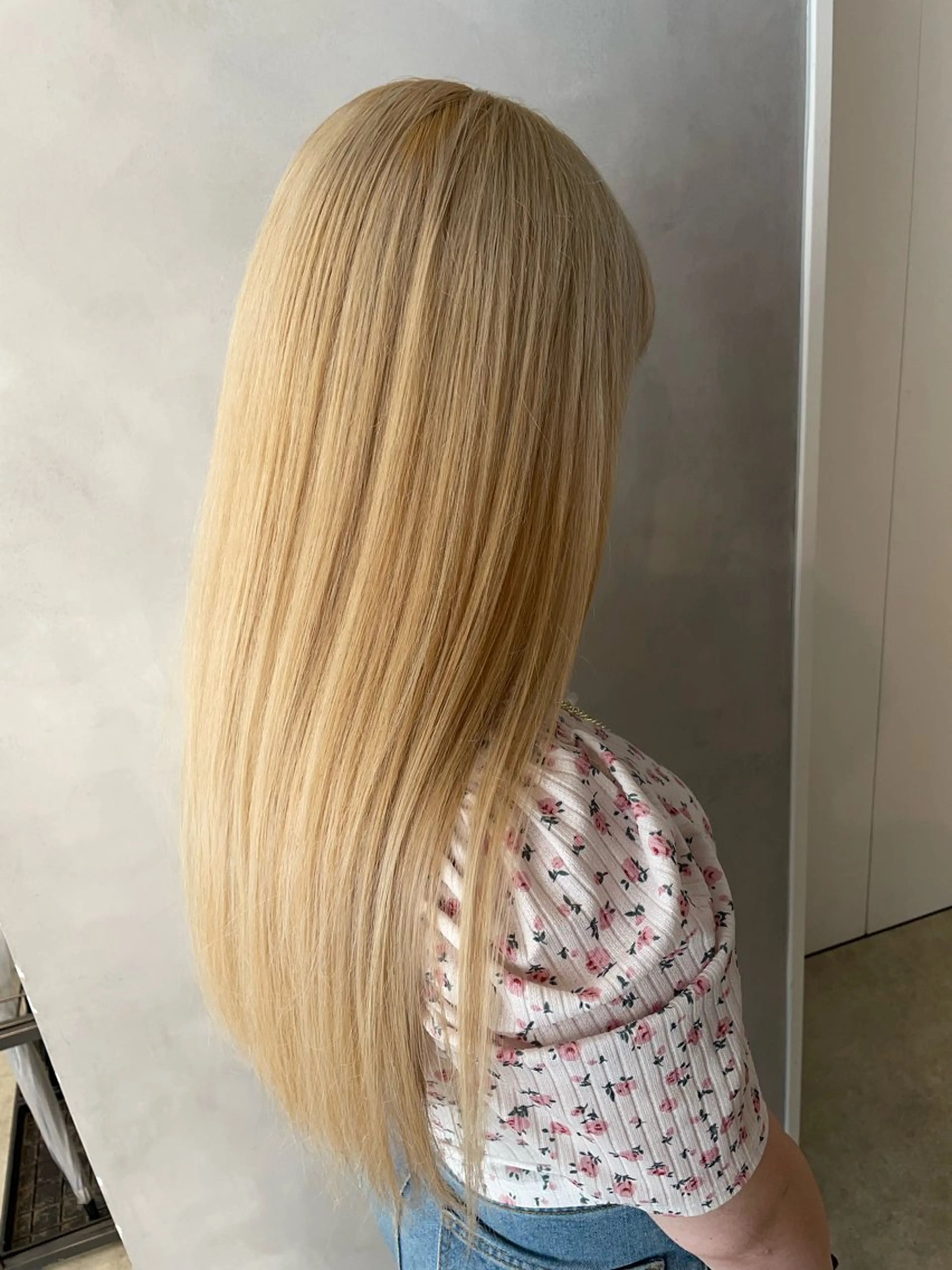 ロング カラー ブリーチ ブロンド ハイトーンカラー ホワイトブロンド ロング カット ヘアカラー トリートメント 透明感カラー✨艶髪 制作🌱山根あゆみのヘアスタイル