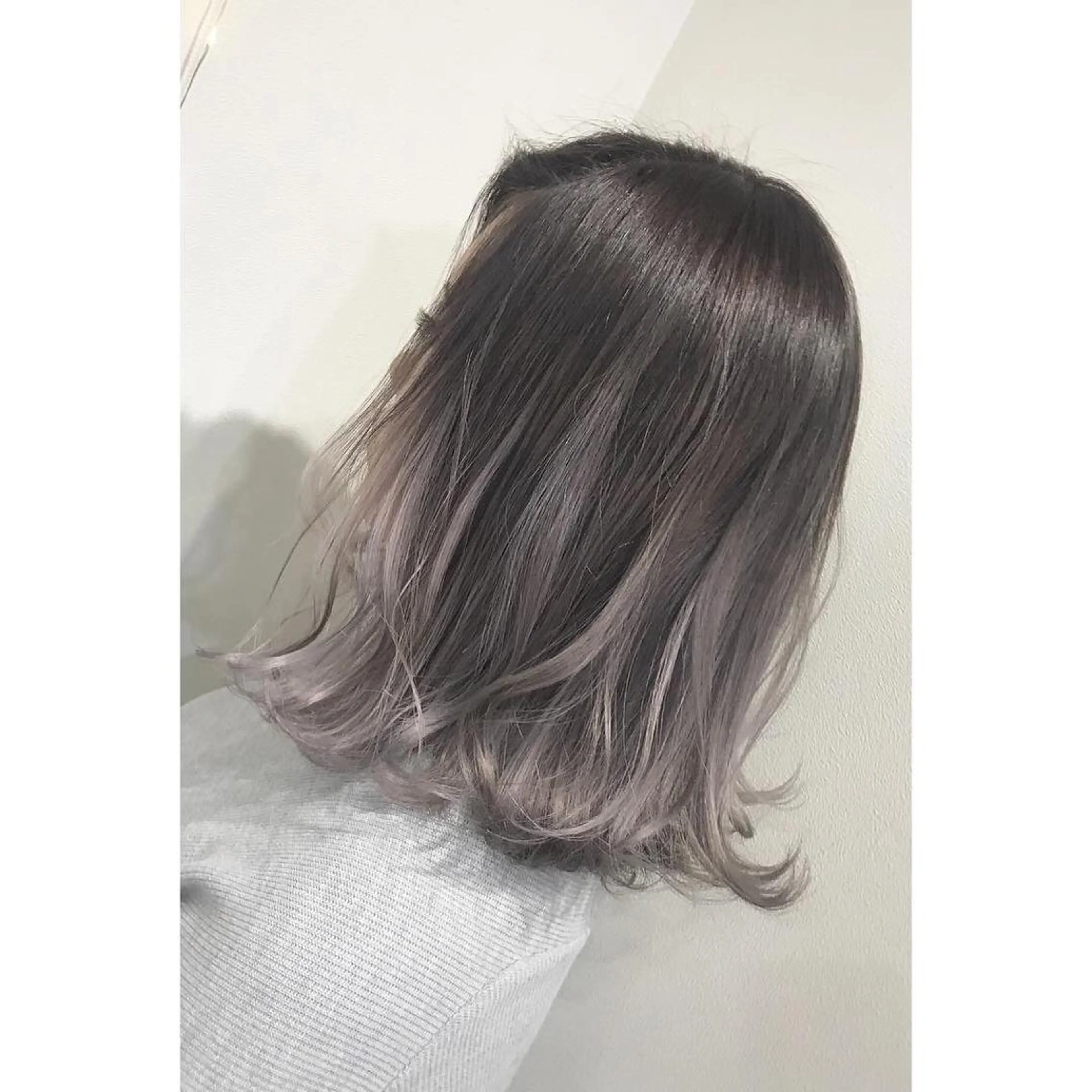 ミディアム カラー グラデーションカラー シルバー 似合わせ提案サラ艶♡ 彩華のヘアスタイル