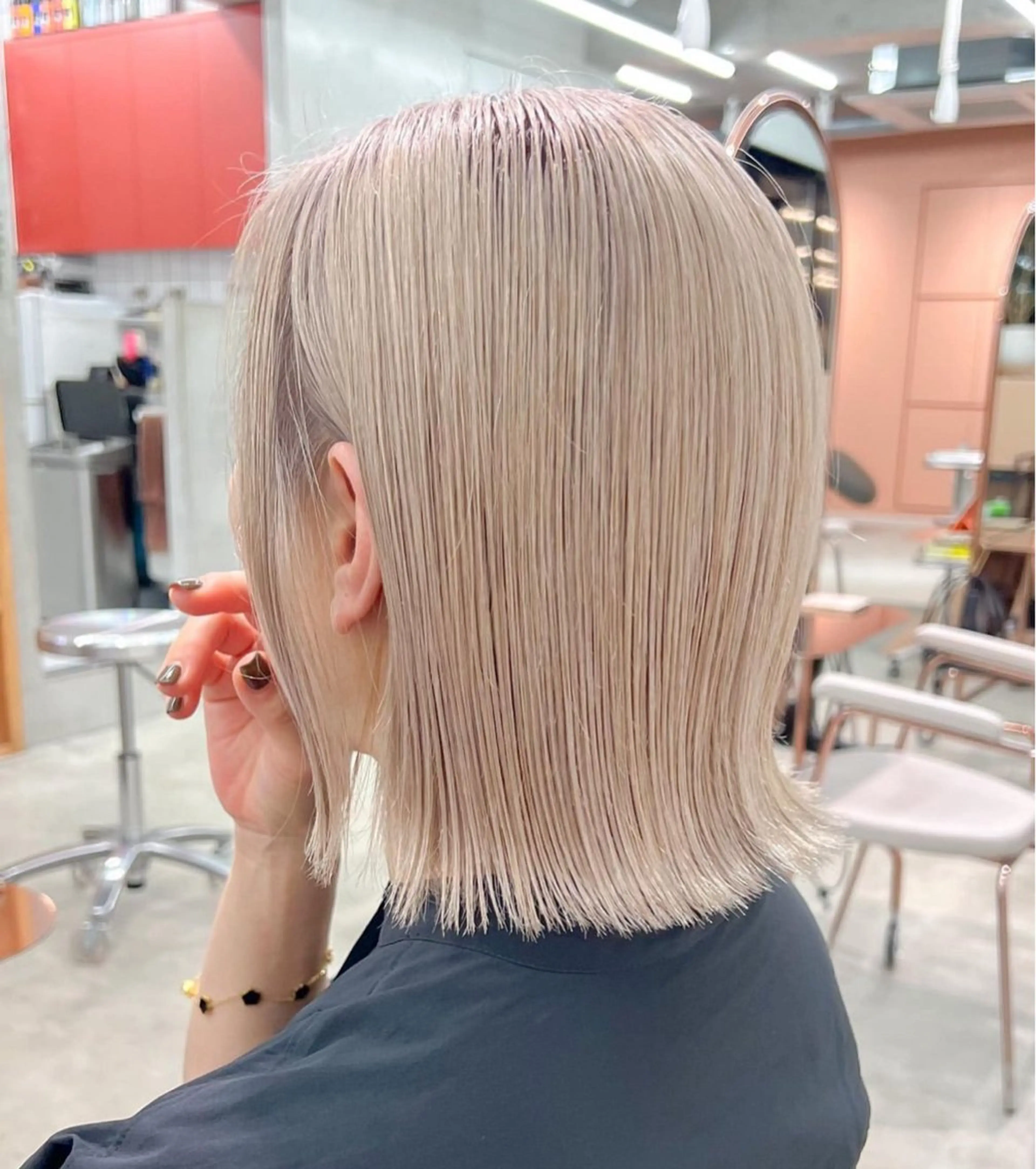 ショート ボブ 外ハネヘア ケアブリーチ/ ハイトーン/牧野のヘアスタイル