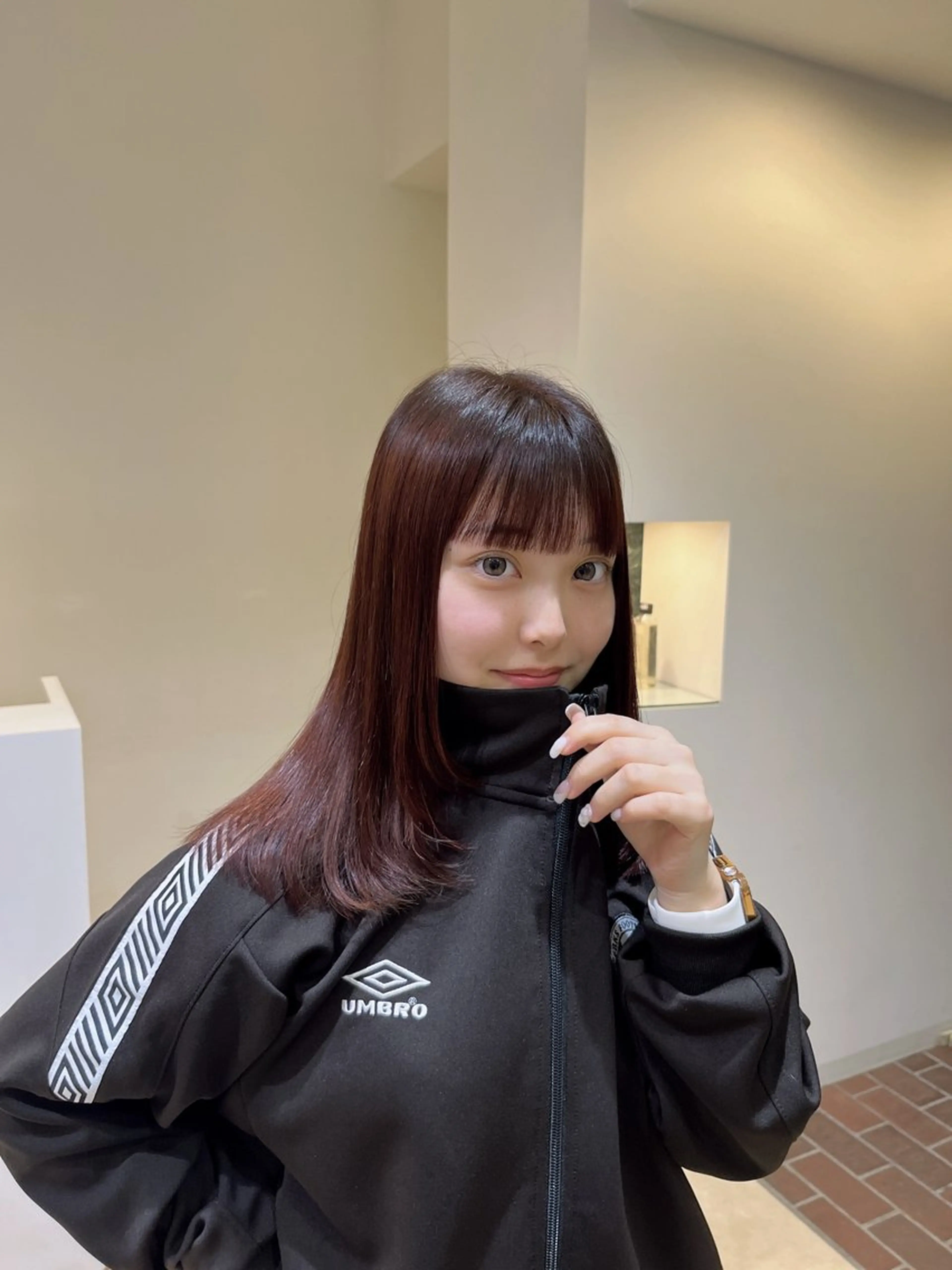 セミロング カラー ボルドーカラー 顔まわりレイヤー レイヤーカット 髪の修復専門サロン hair place VIVE所属・KOTA / ハイトーン/髪質改善のヘアスタイル
