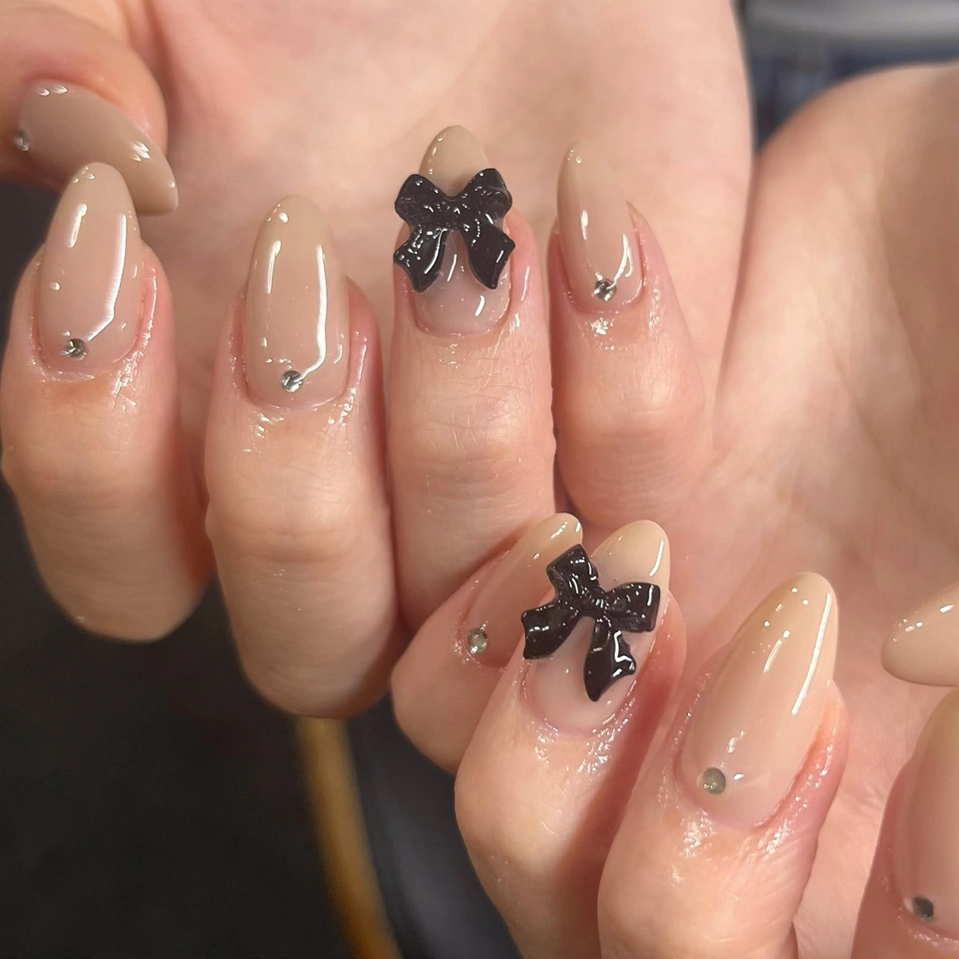 ネイル オフィスネイル ワンカラーネイル リボン シンプルネイル ハンドネイル ハンドケア 🎀NAIL🎀 AI🪄︎︎◝✩のネイルデザイン