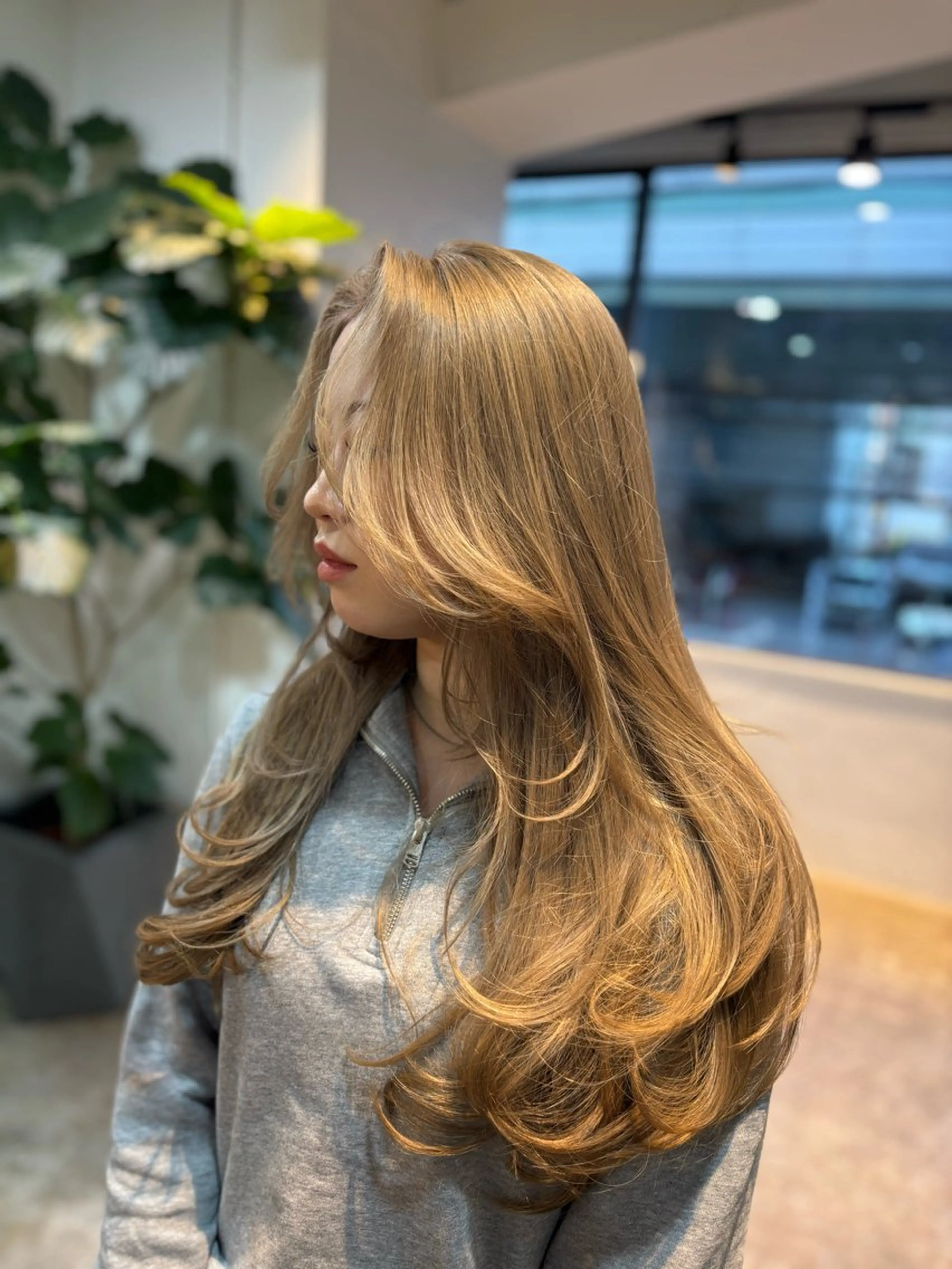 ロング 足立 采弥のヘアスタイル