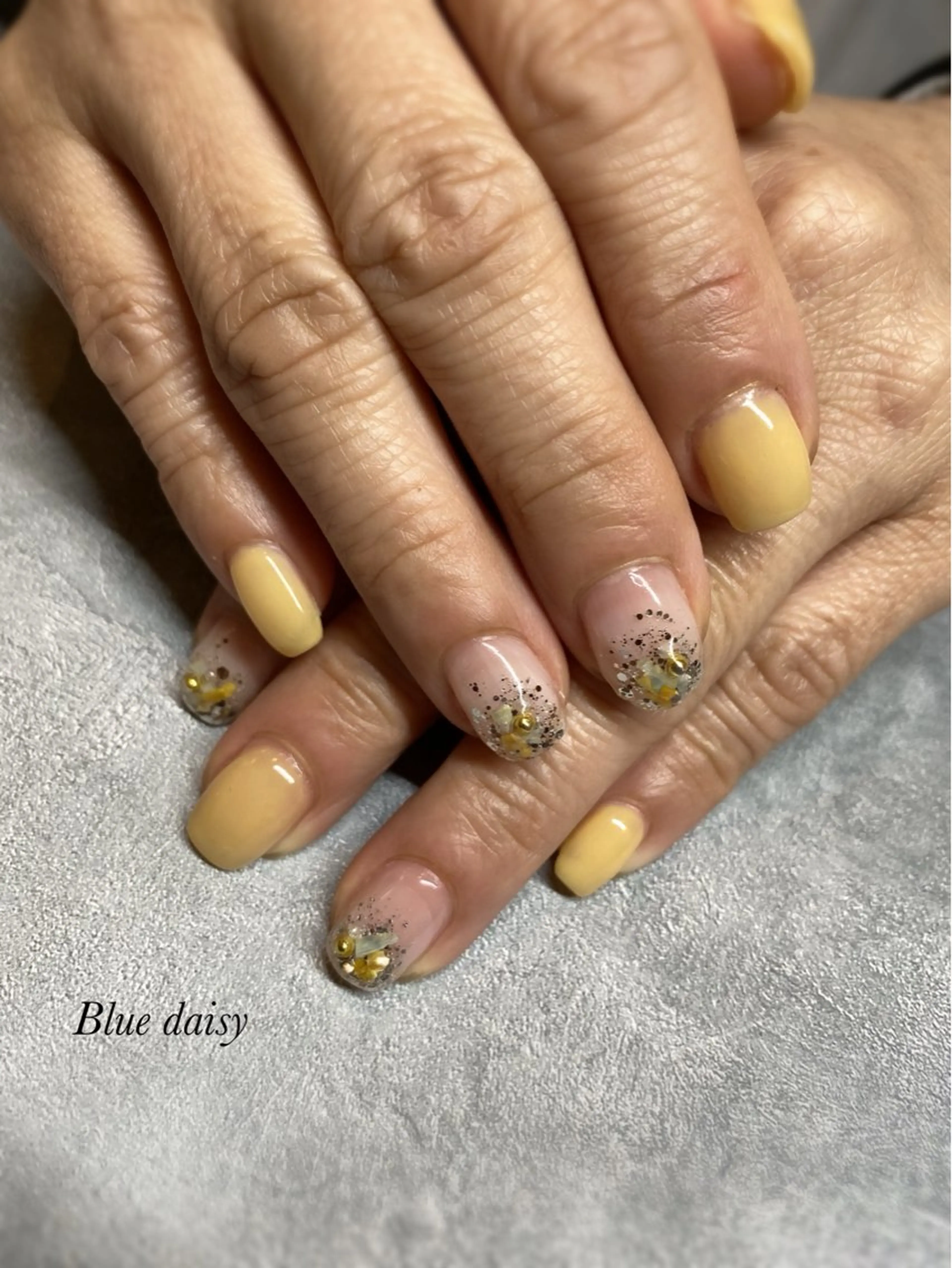 ネイル 黄色 ハンドネイル Blue　daisy　栄本店 【ブルーデイジー】所属・Blue daisy 栄本店のネイルデザイン