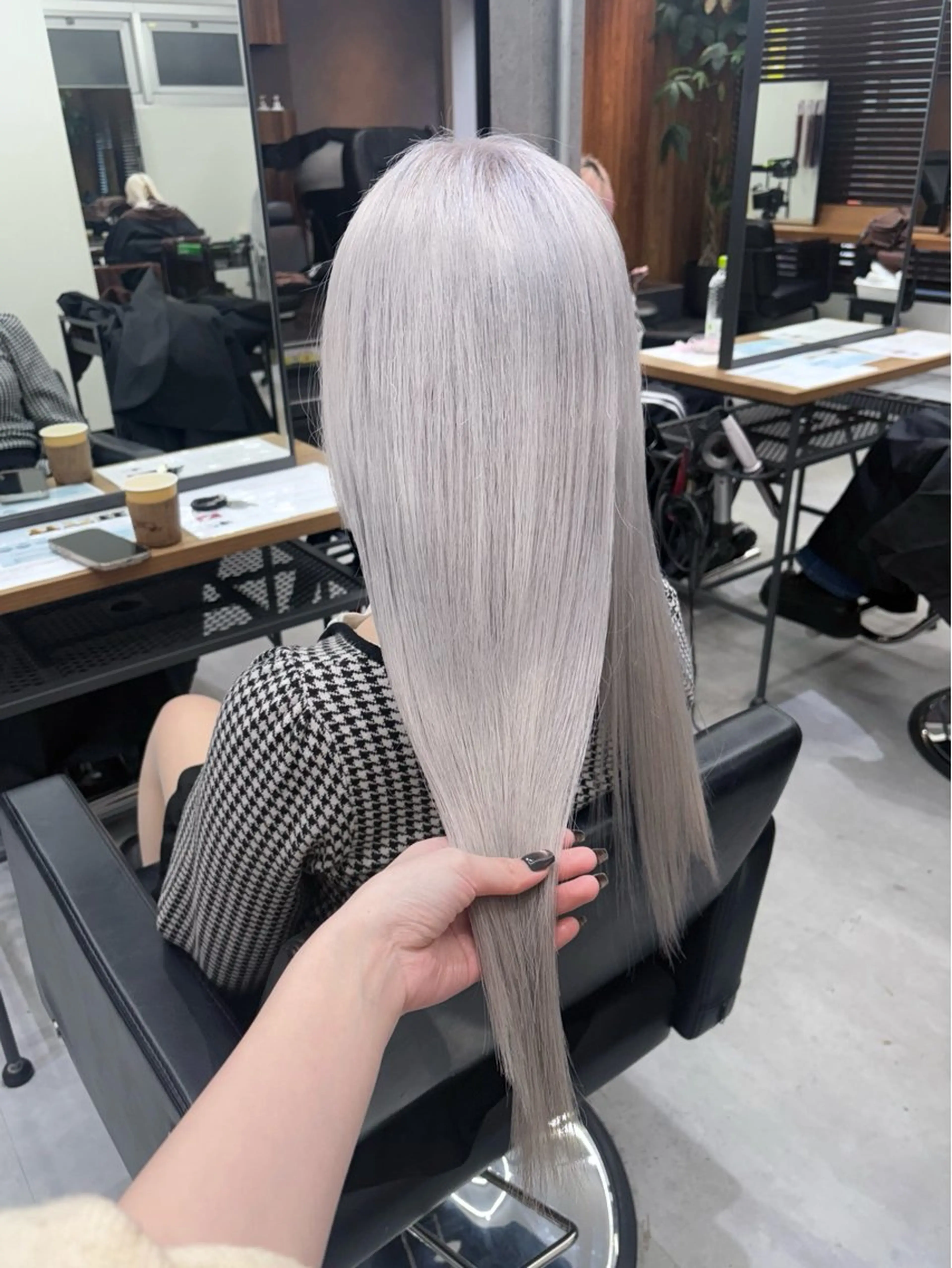 ロング カラー ブリーチ シルバー ホワイトシルバー ヘアカラー トリートメント ENA💗NEXT /ハイトーンエクステのヘアスタイル