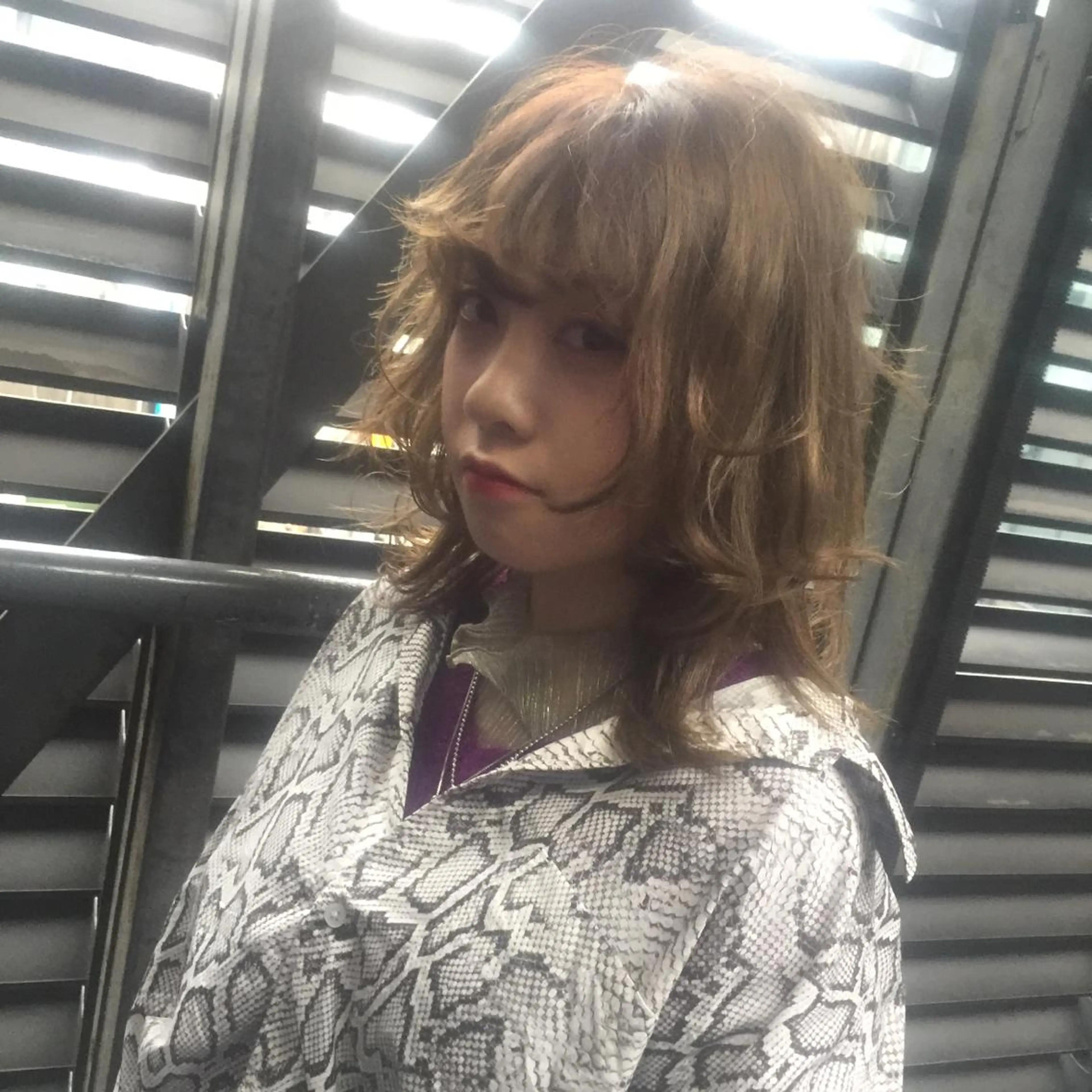 ミディアム ウルフカット ホワイト&レイヤーカ ットエクステ長畠俊輔のヘアスタイル