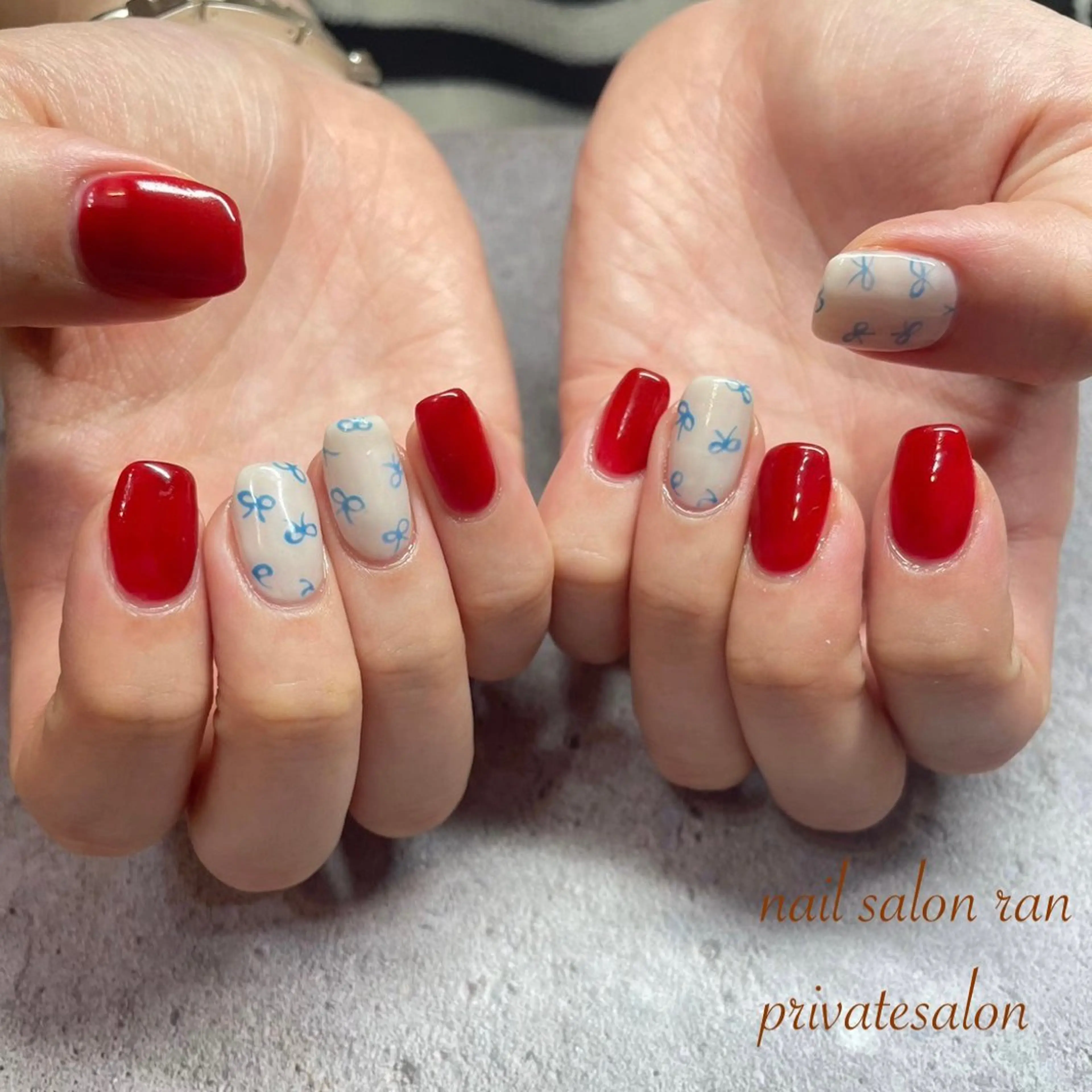 ネイル ブルー ワンカラーネイル 赤色 リボン ハンドネイル ハンドケア nailsalon ranのネイルデザイン