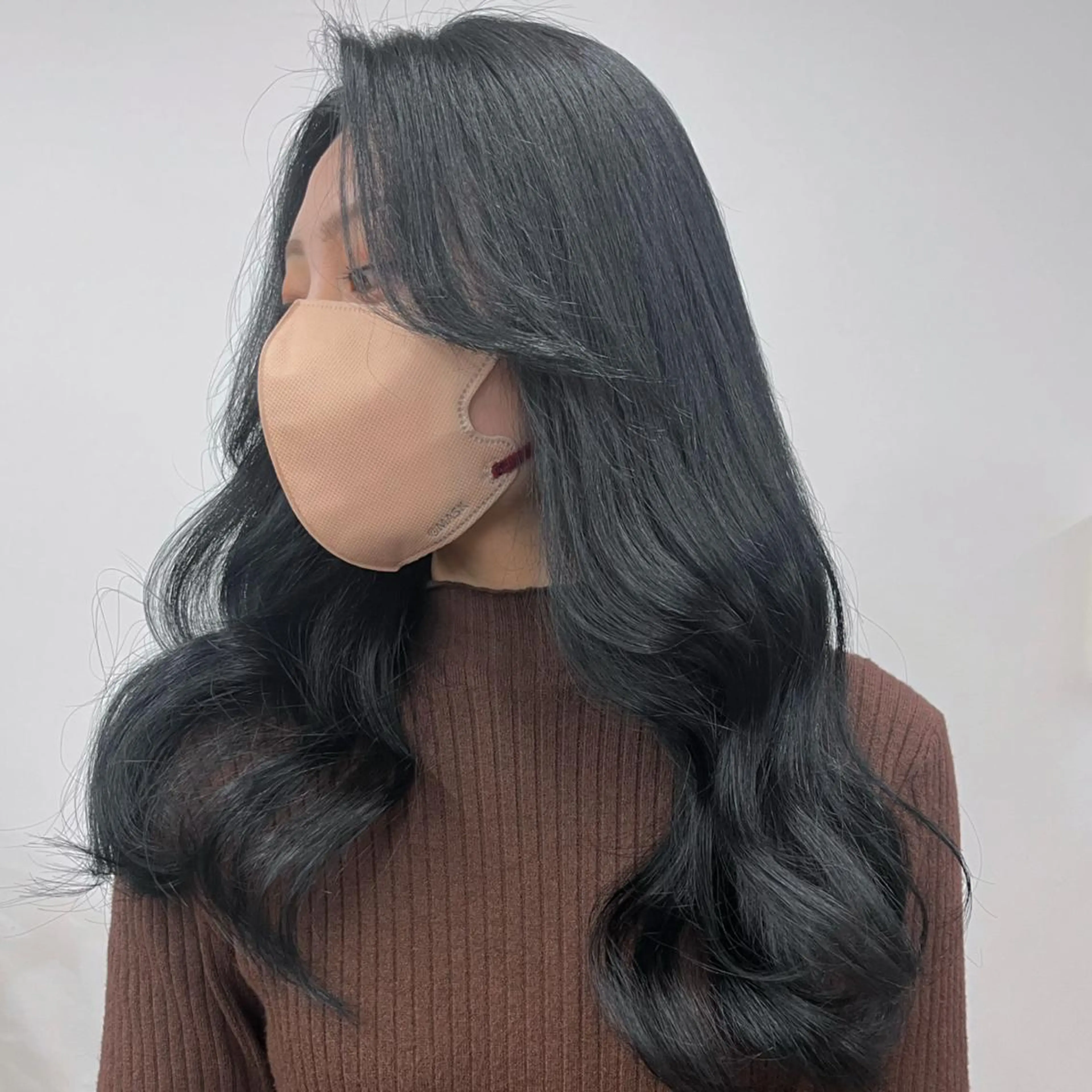 セミロング カラー パーマ ヘアアレンジ メンズ キッズ ネイル マツエク・マツパ アイブロウ メンズインナーカラー メンズ韓国風 黒髪 ブルーカラー ブルーブラック カット ヘアカラー トリートメント 武田涼レイヤーカット 髪質改善×縮毛矯正のヘアスタイル